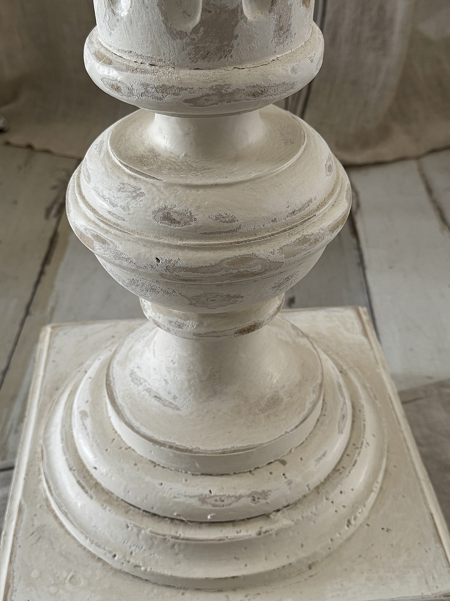 Imposante antike Holzsäule im Shabby-Chic – ein echtes Schmuckstück***