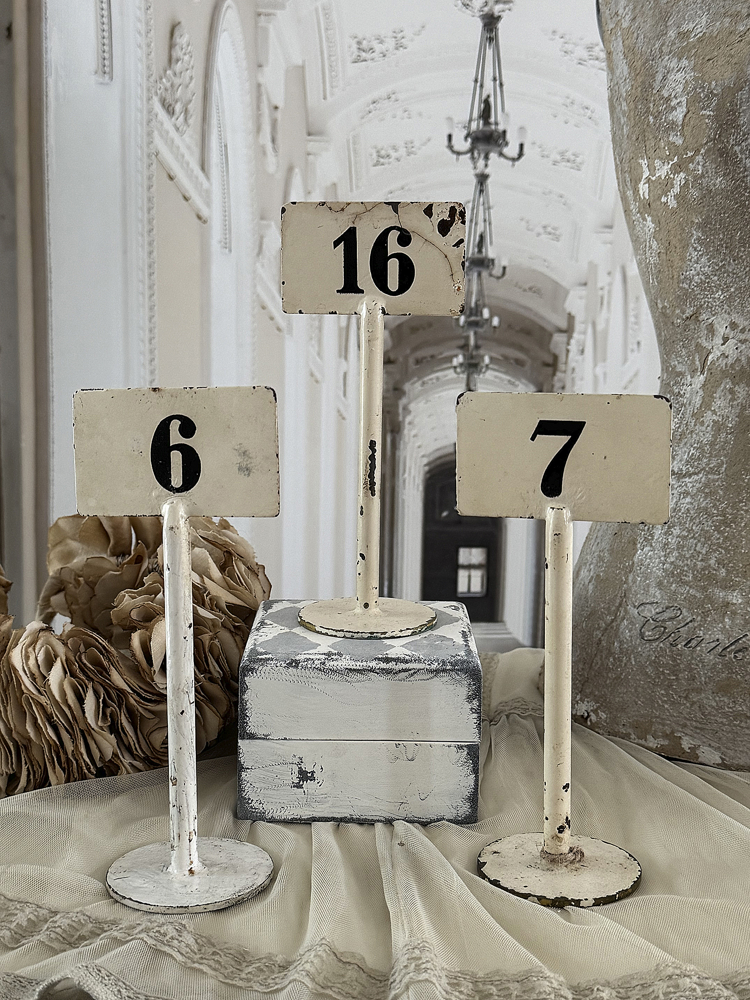 Seltene antike Tischzahlen aus Frankreich mit Originalzahlen und Patina***