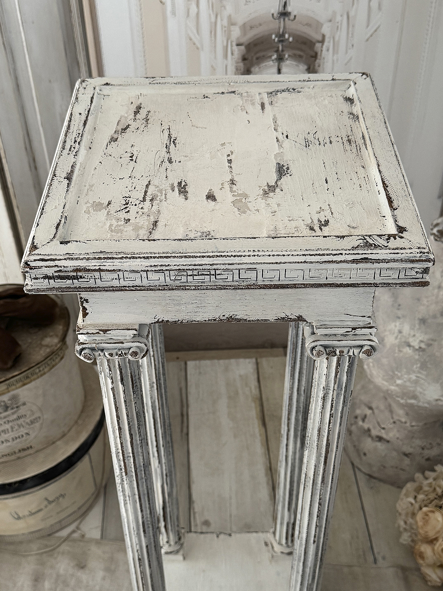 Antikes Shabby-Chic Standsäulenregal aus Vollholz – ein außergewöhnliches Liebhaberstück*** 