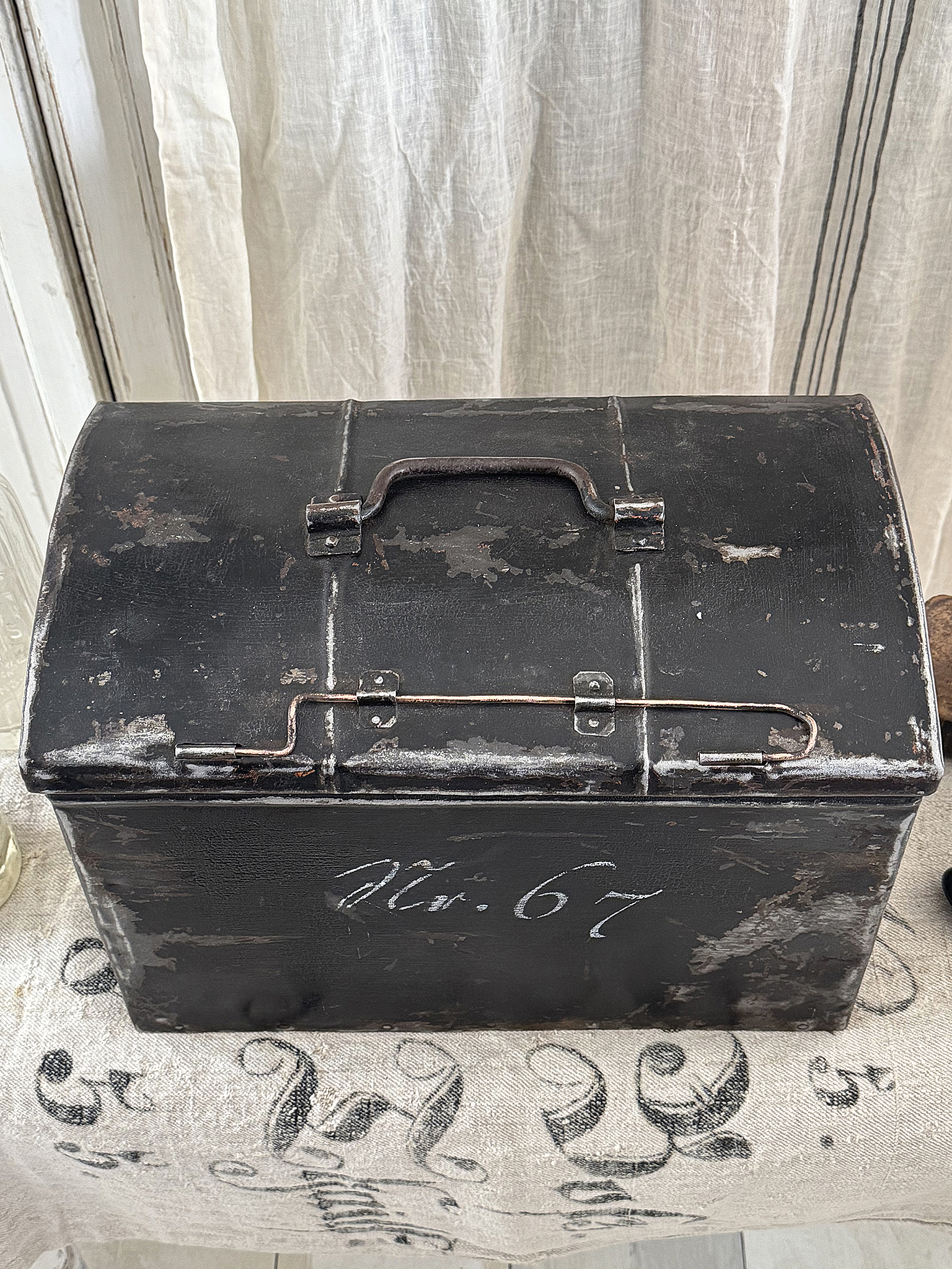 Charmante alte Metallkiste im schwarzen Originallack mit Patina***