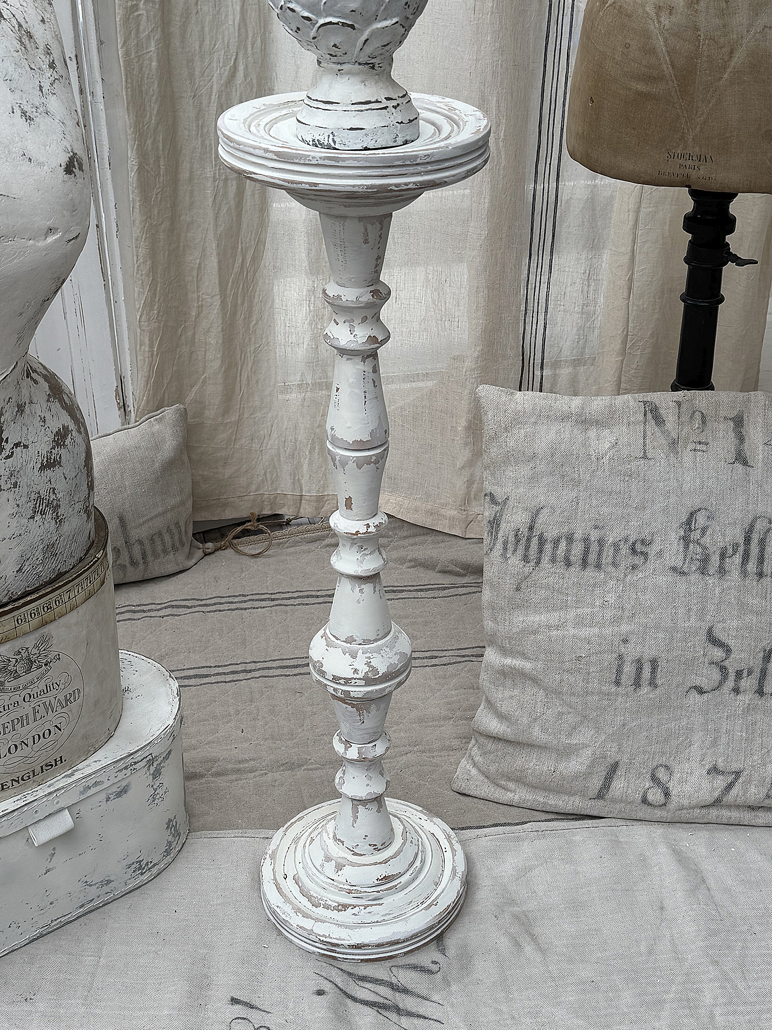 Alte französische Holzsäule – Charmantes Stück im weißen Shabby-Look***