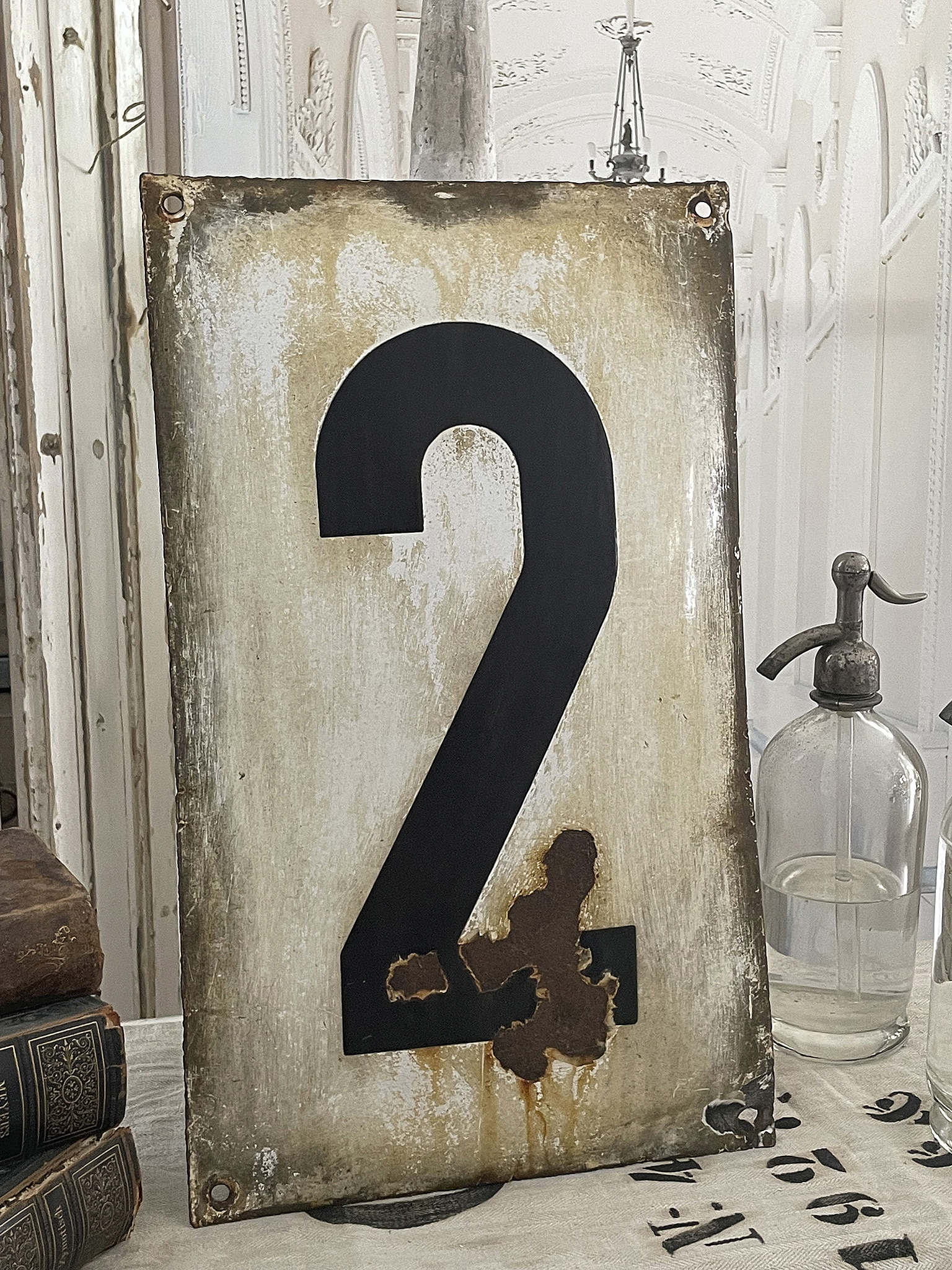 Altersschwache Metalltafel mit der Zahl 2, ideal für Dekoration oder Restaurierung