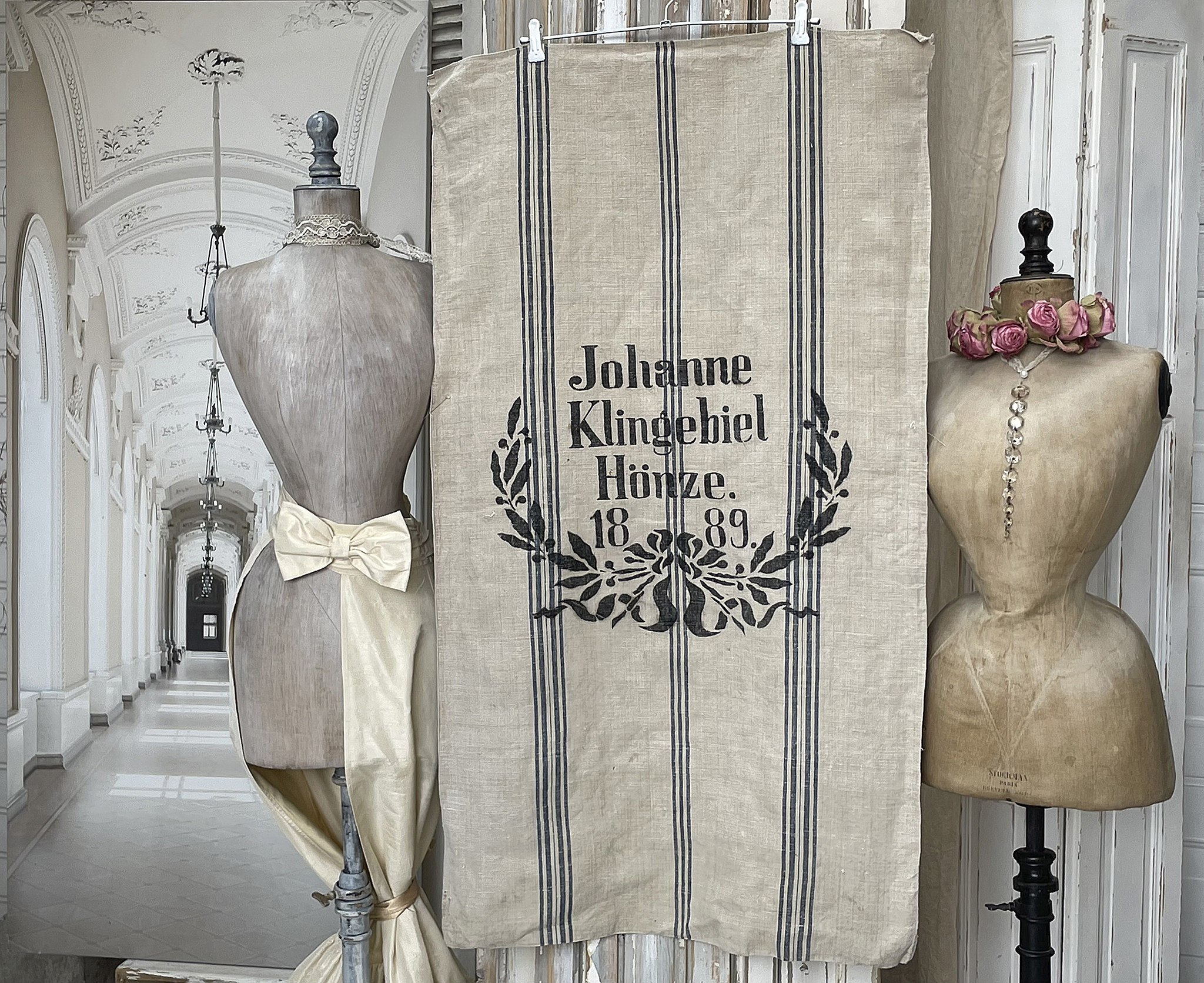 Vintage Dekor mit manuellem Maßstab und melancholischem Charme Handgefertigte Mannequins und historisches Tuch mit Aufdruck von Jolanne Klingebiel, Jahr 1889