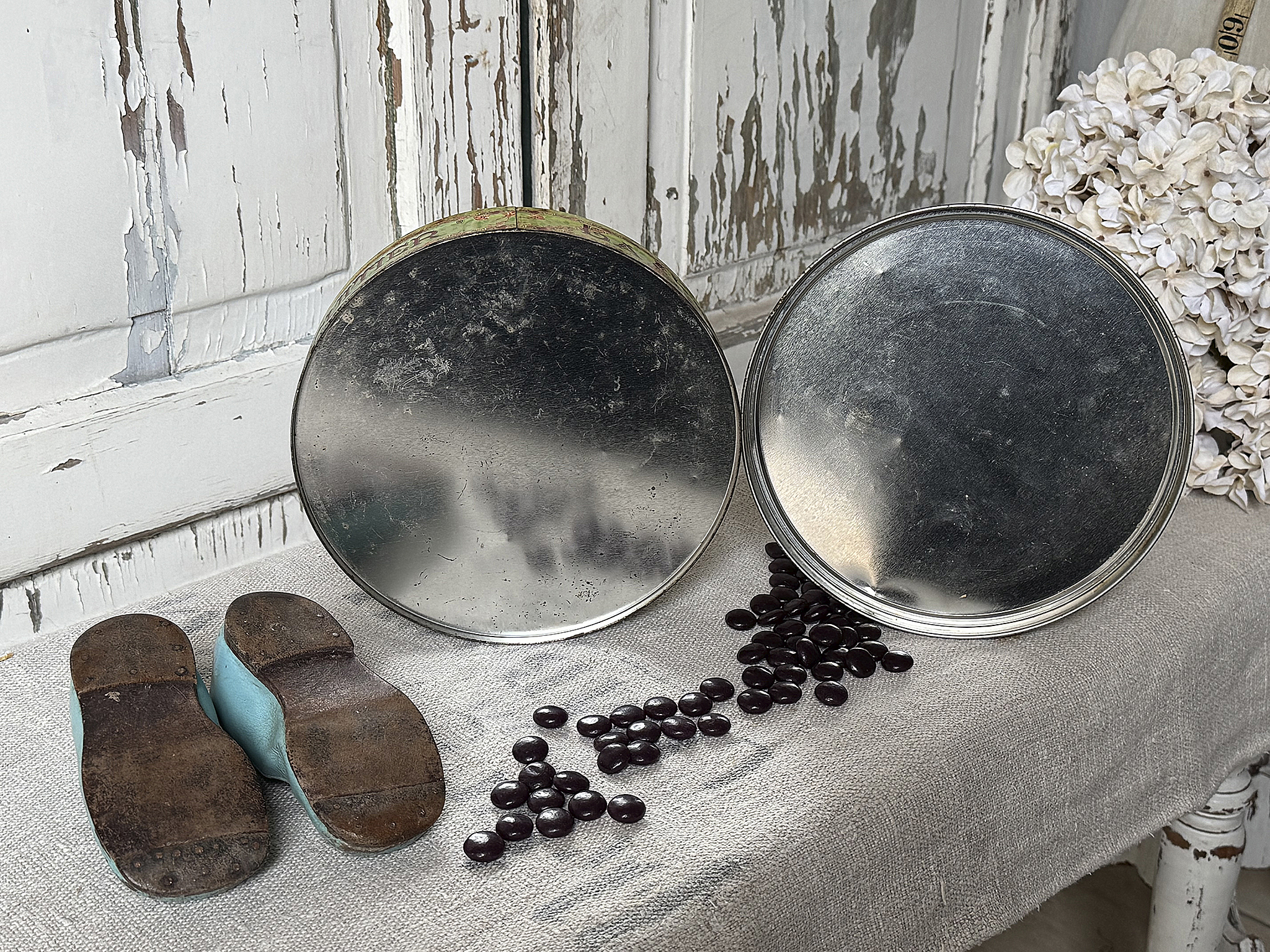  Süßes Vintage-Duo aus französischer Bonbondose und Kinderschuhen***