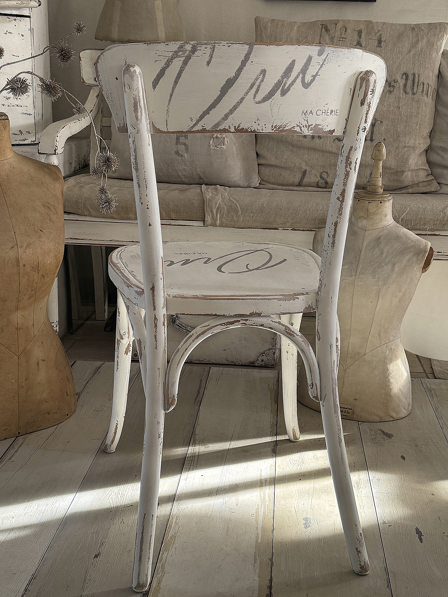 Alter Bugholzstuhl mit Shabbykleid Qui Ma Cherie***