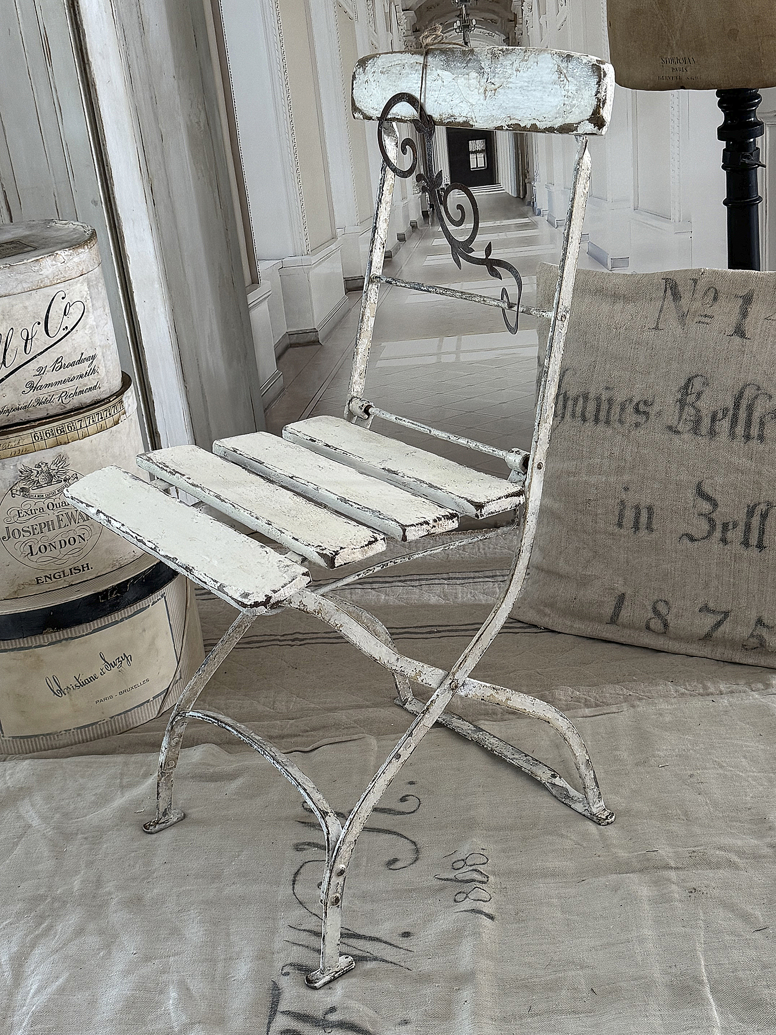 Alter Klappstuhl im weißen Shabby-Look – mit liebevollen Details & Patina***