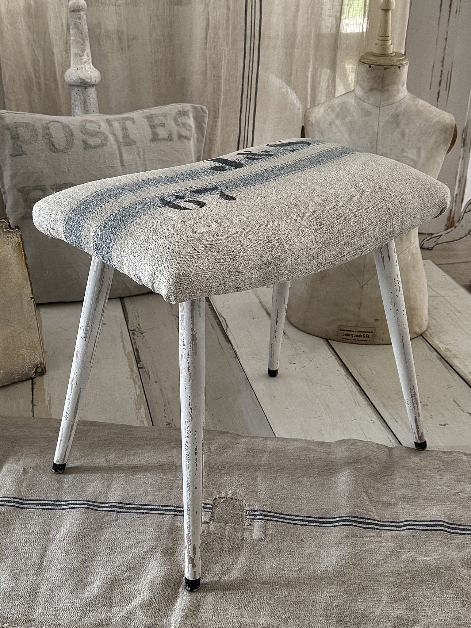 Hocker mit altem Leinen***