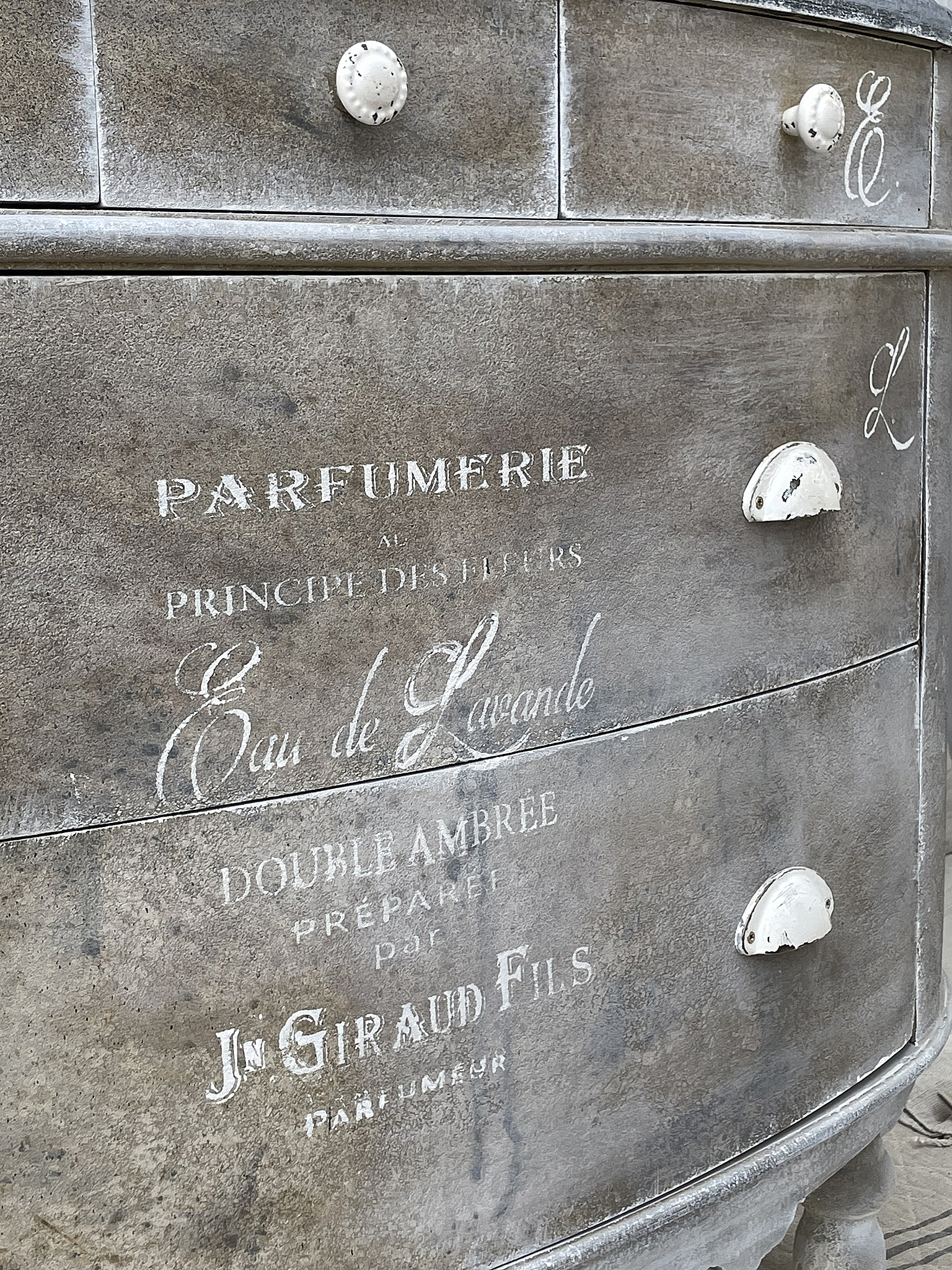 Vintage Parfumetisch mit Lavendelmotiv und eleganten Details Detailansicht eines alten Parfumetisches mit der Aufschrift Eau de Lavande und weiteren Beschriftungen.