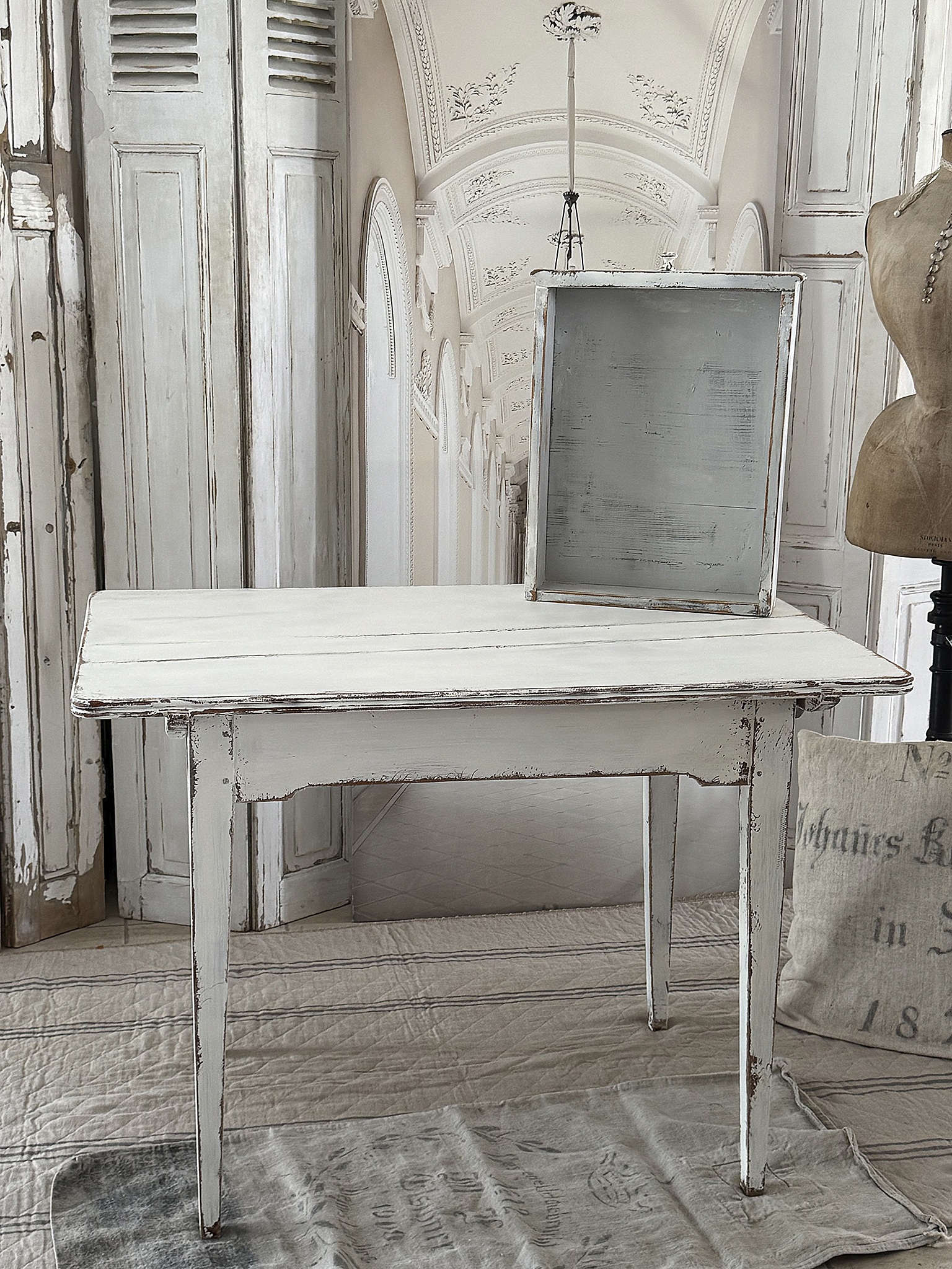 Antiker Shabby Tisch im weißen Kleid***