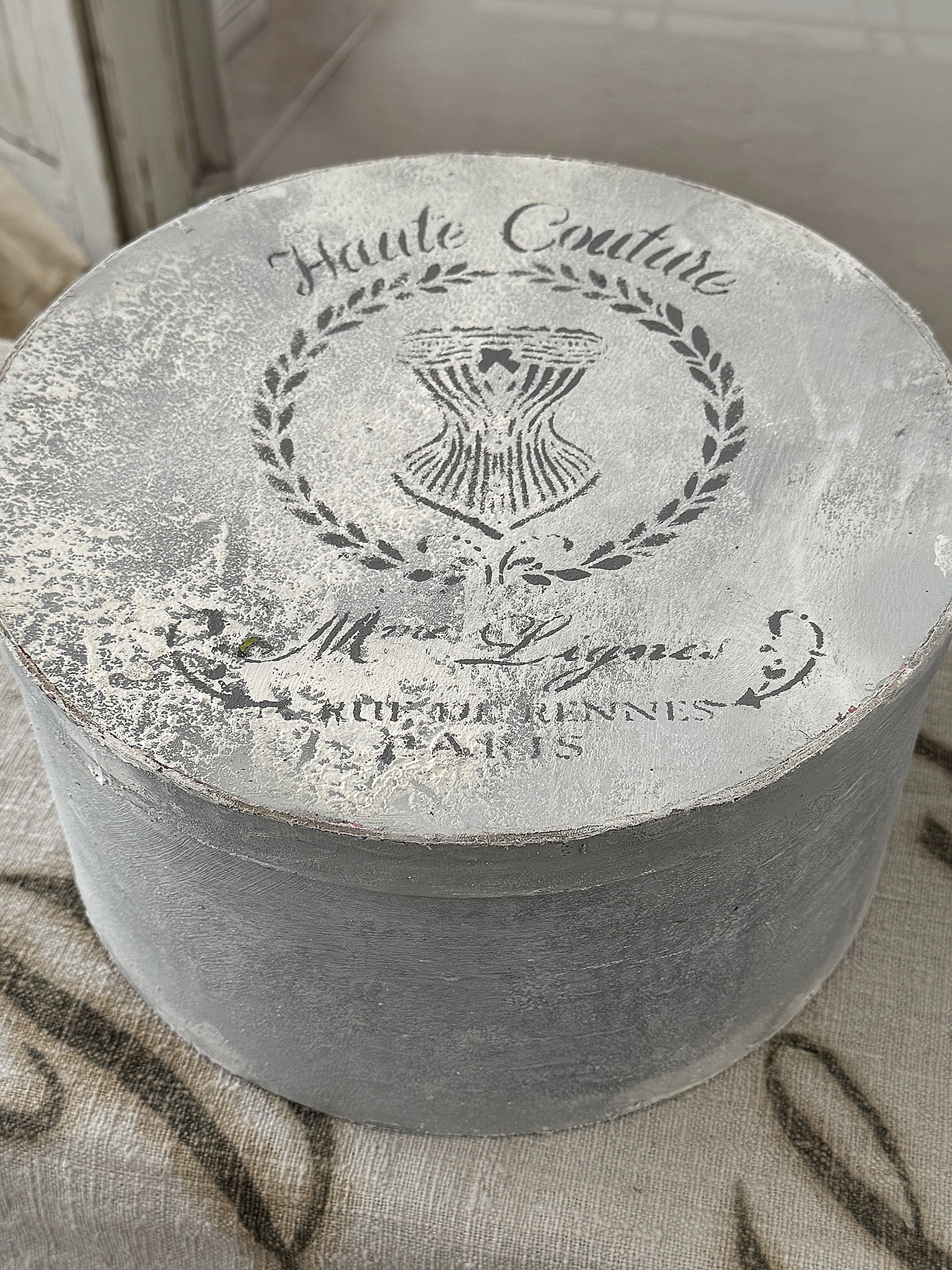 Romantisches Shabby Chic Deko-Duo – Haute Couture Bild & Vintage-Dose