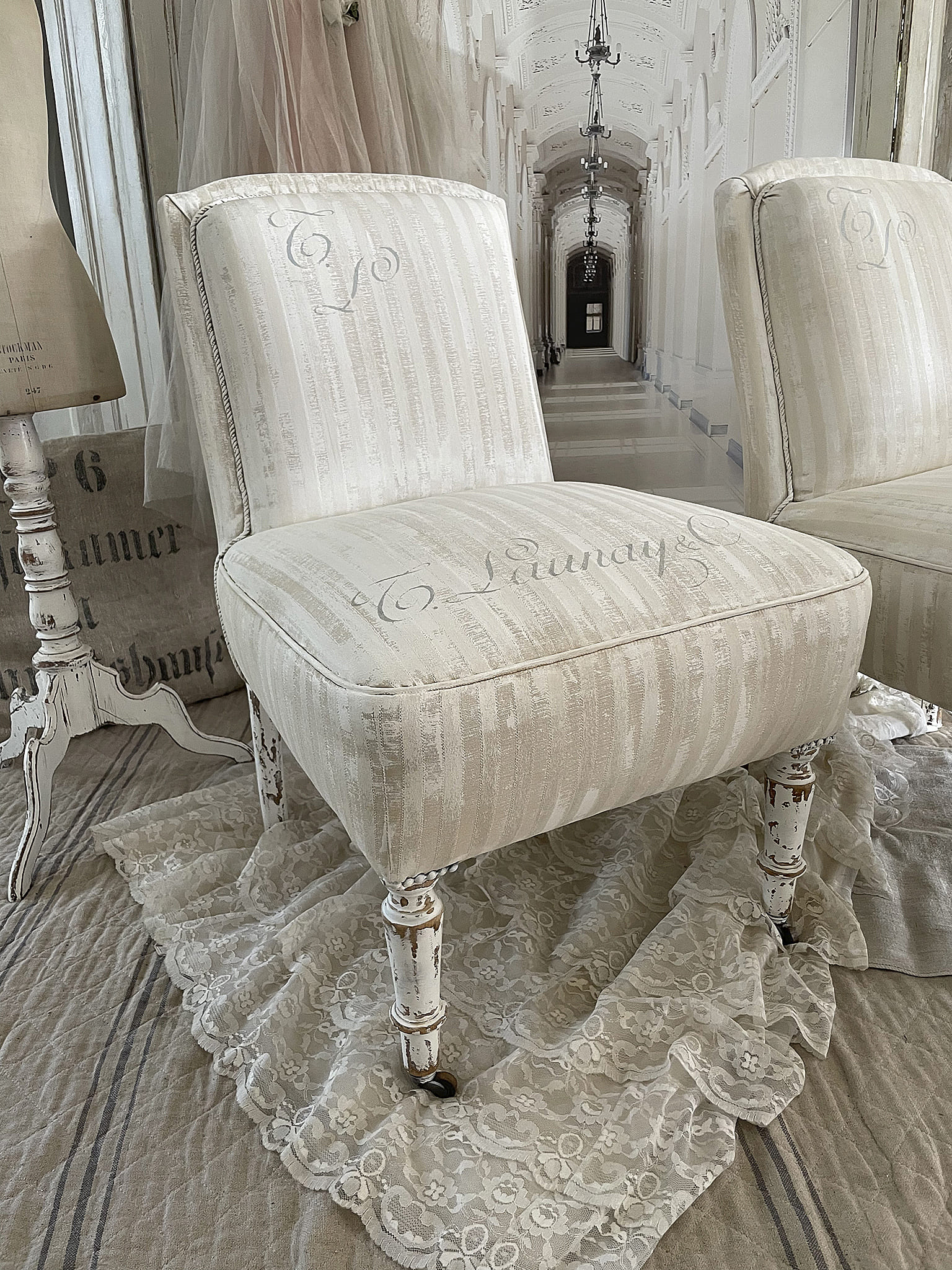 Vintage-Stuhl mit kunstvoller Polsterung und Lace-Einlage
