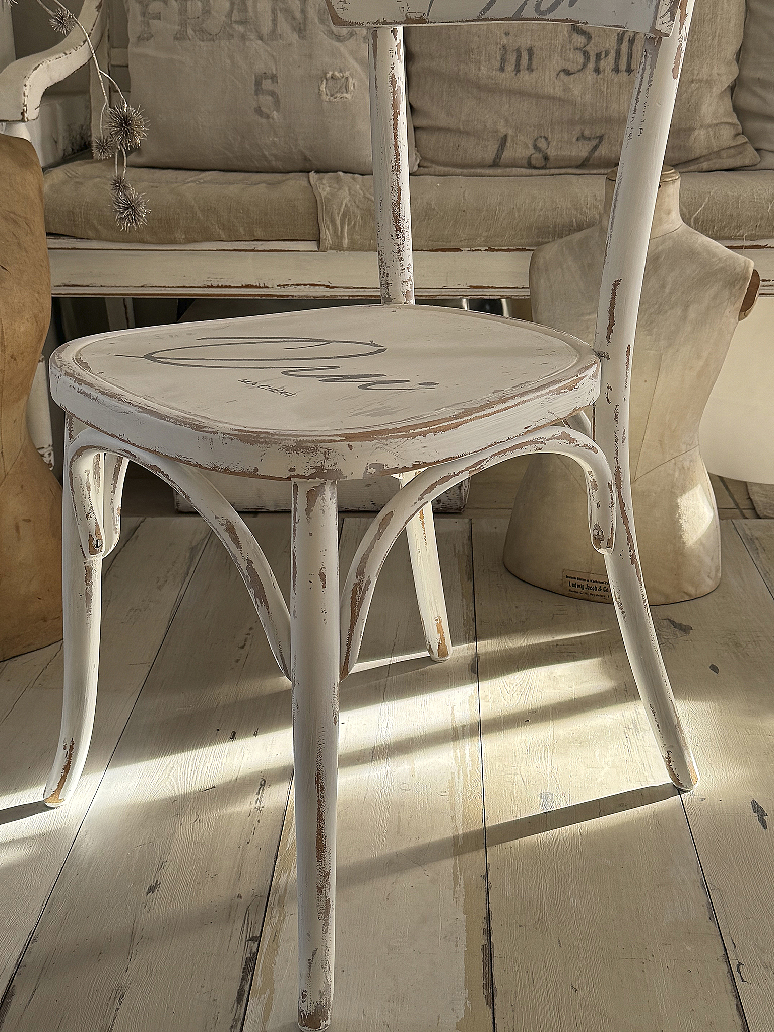 Alter Bugholzstuhl mit Shabbykleid Qui Ma Cherie***