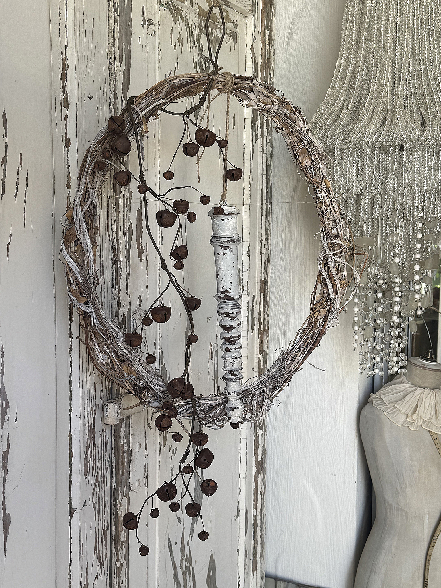 Zauberhafter ovaler Schellenkranz mit antikem Holzstab und sanften Elfenklängen – Romantischer Shabby Chic mit nostalgischem Charme***