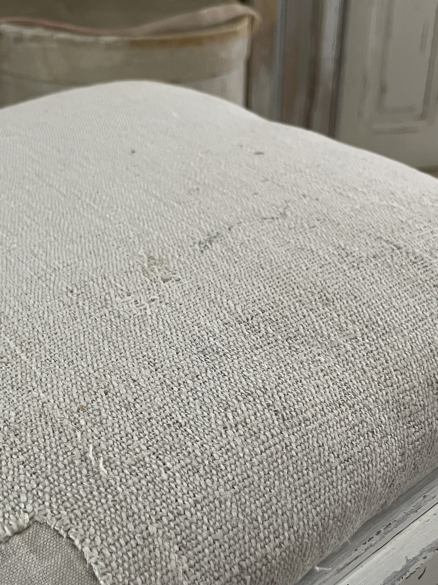 Hochwertiger, beiger Stoff mit feiner Textur für Polstermöbel Beiger Stoff mit feiner Textur auf einem Polster