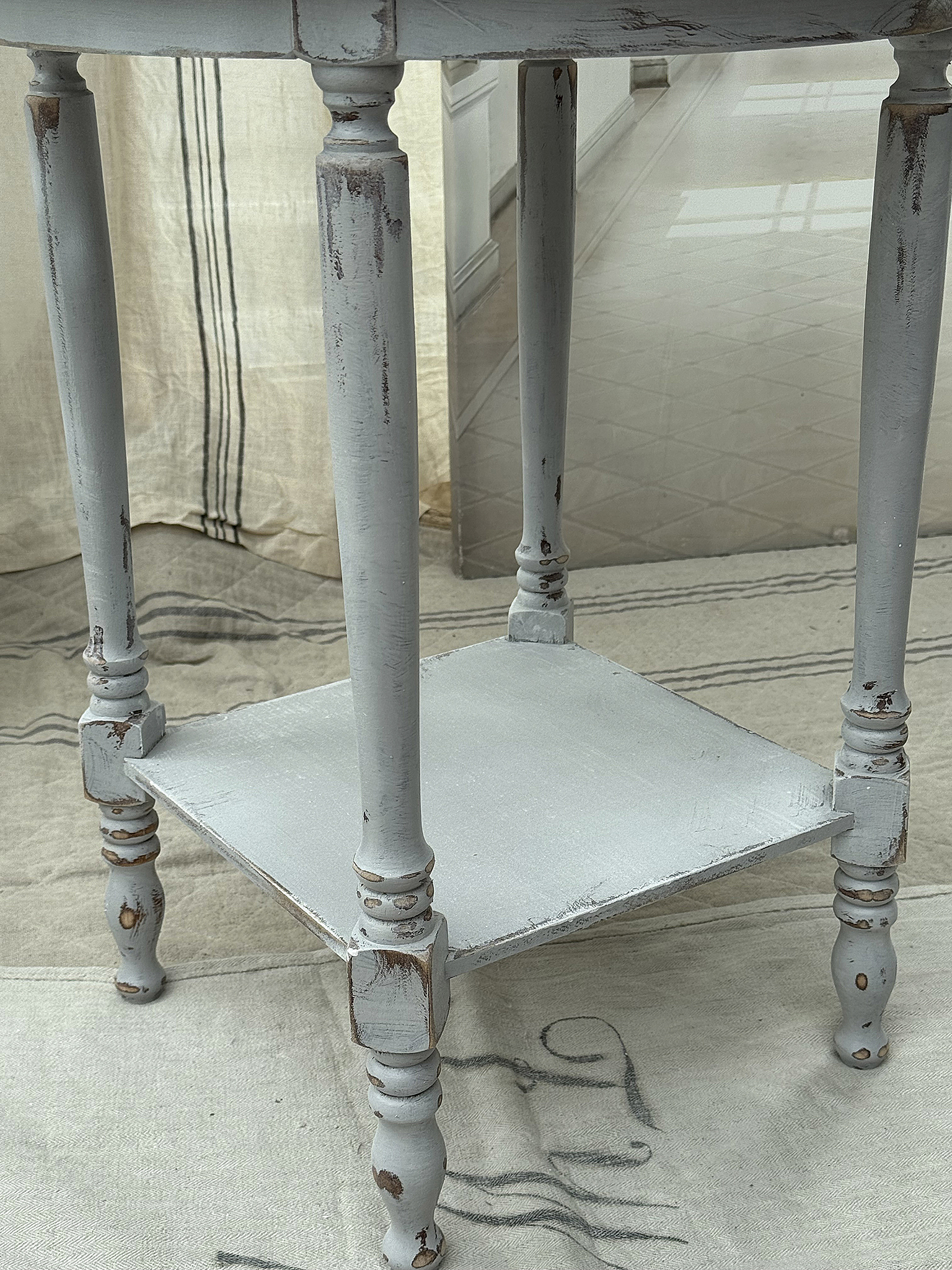 Zarter, runder Beistelltisch im Vintage-Look*** Zarter, runder Beistelltisch im Vintage-Look***