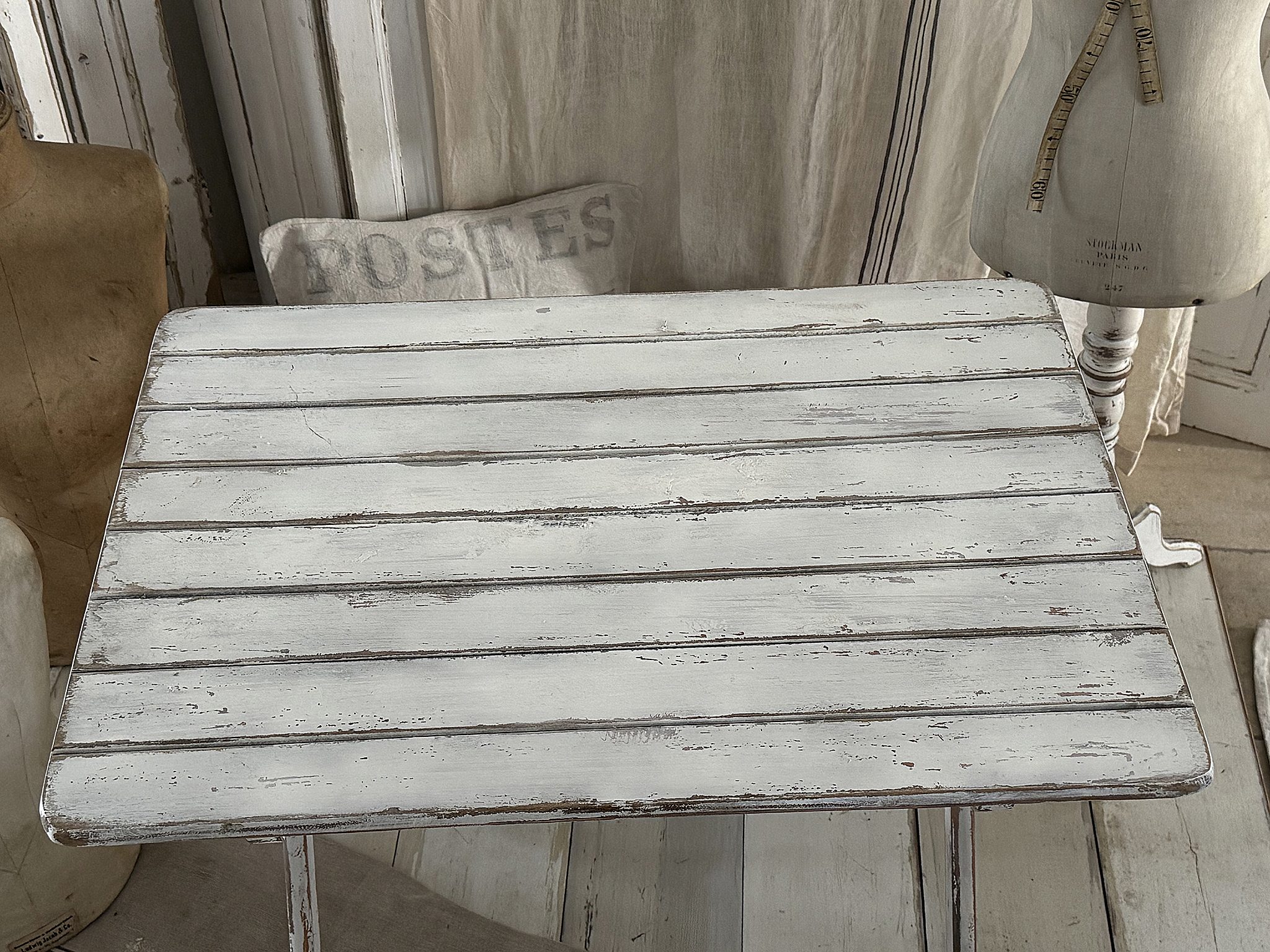 Alter Holzgartentisch im weißen Shabbykleid –Verwandlungskünstler***