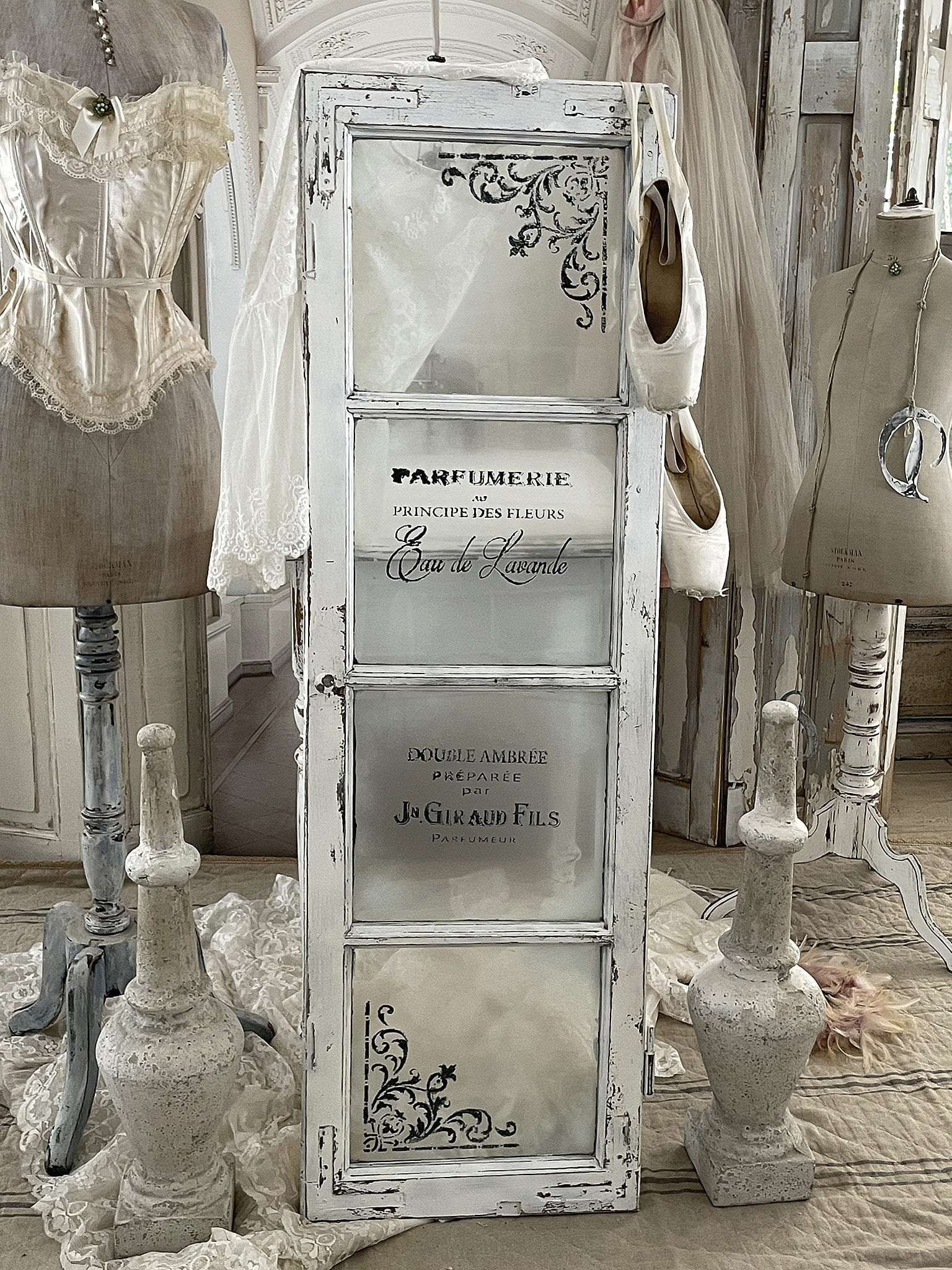 Vintage Parfumiera mit floralem Design und edlen Accessoires Alter Parfumschrank aus Holz mit eleganten Schriften und stilvollen Accessoires