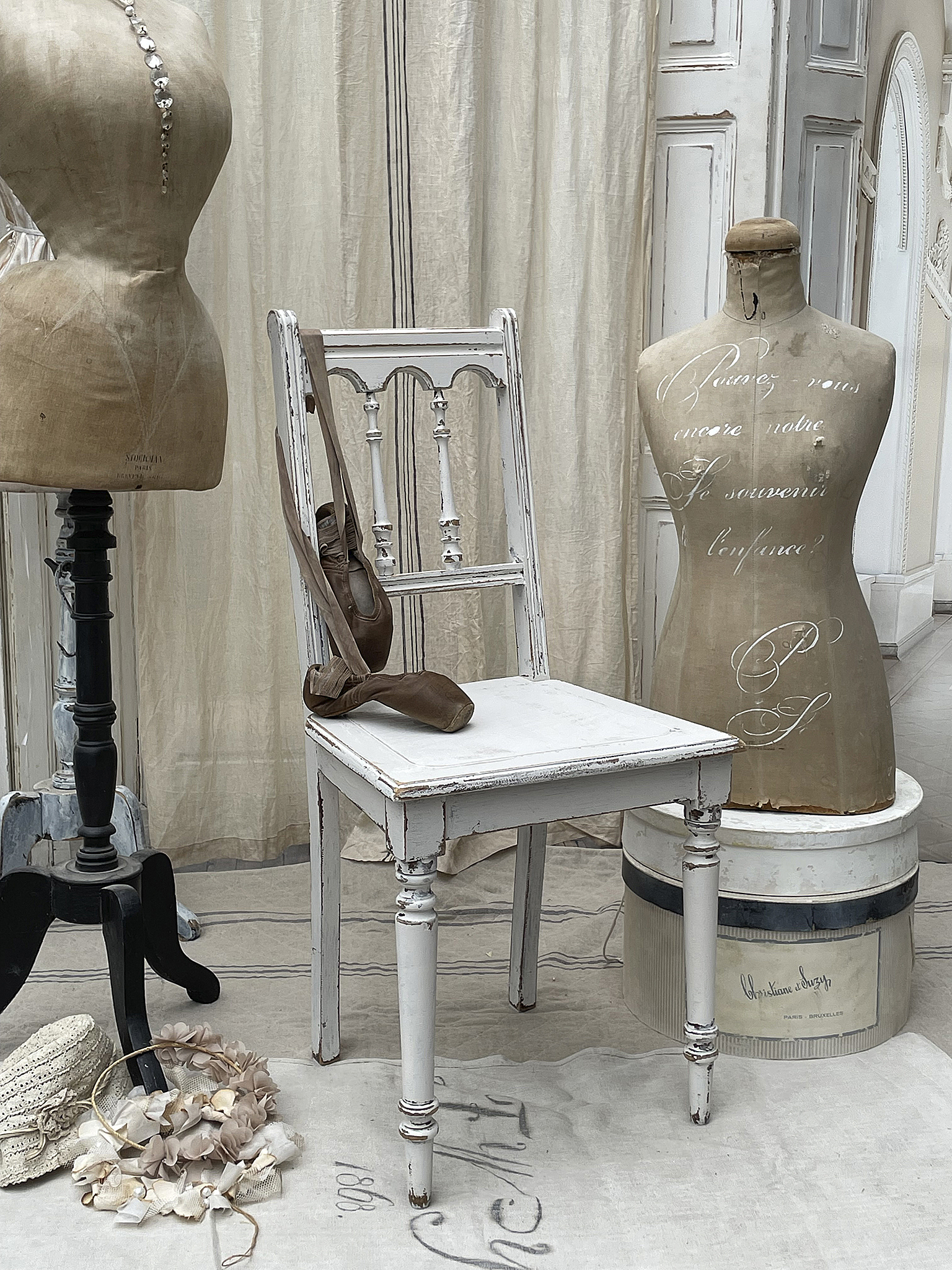 Kreative Einrichtung mit Vintage-Stuhl und Schneiderpuppe Vintage-Stuhl mit Ballettschuhen und Schneiderpuppe in stilvollem Ambiente
