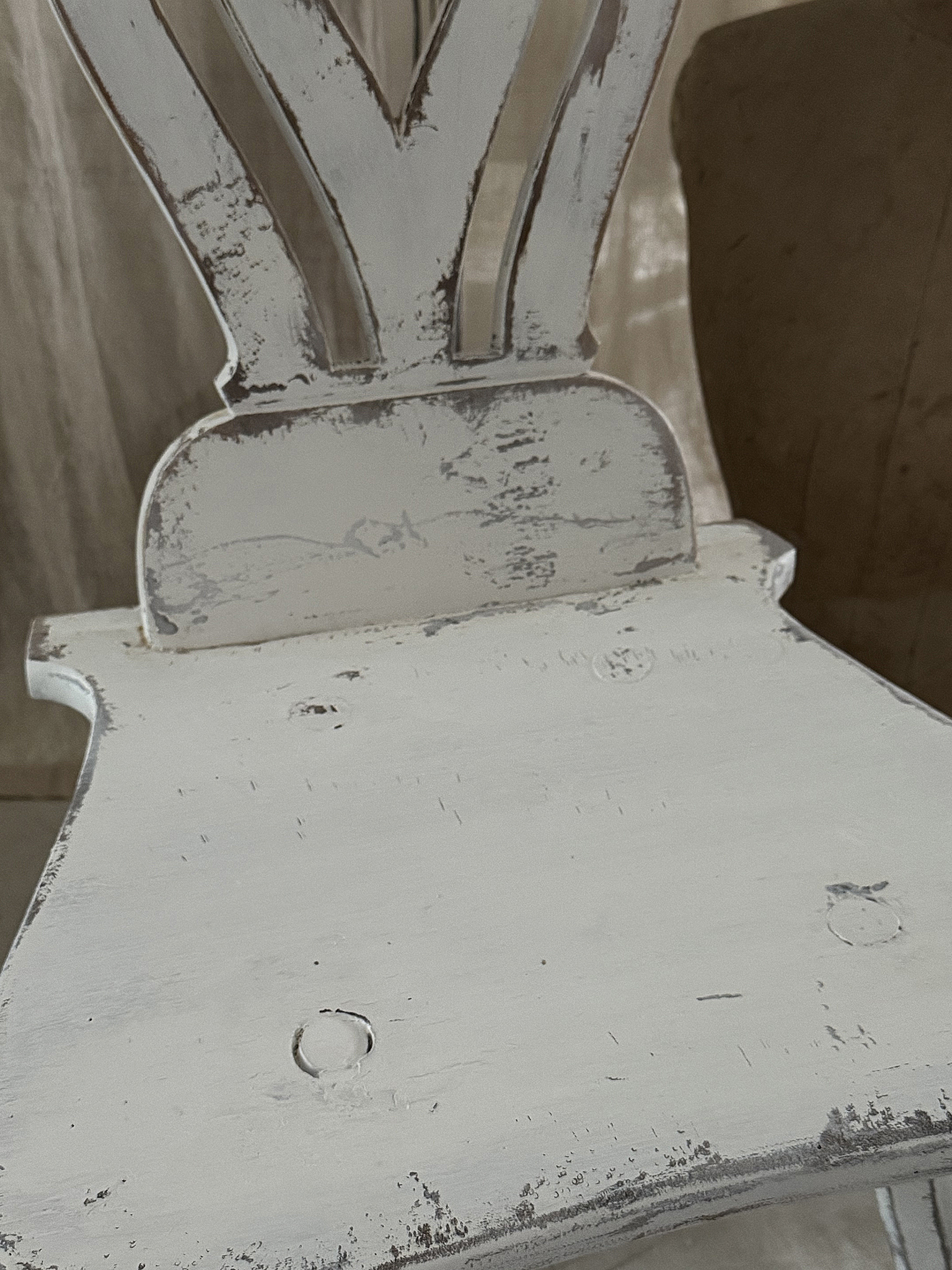 Alter, ausgefallener Bauernstuhl im Shabby-Chic***