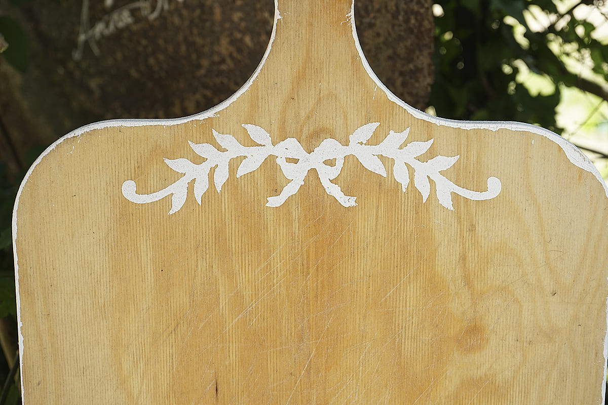 Holzbrett mit schönem weißen Blumenornament