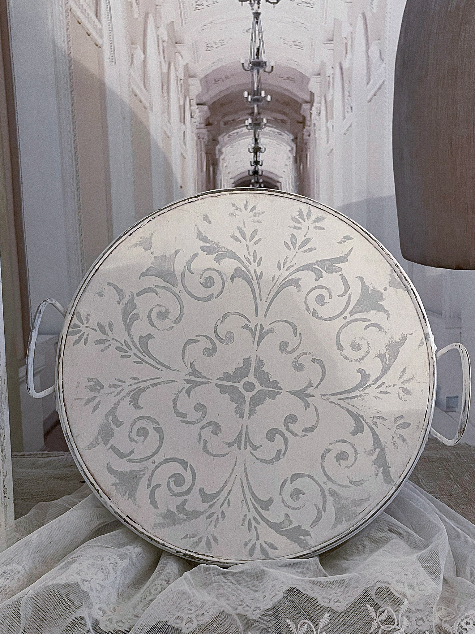 Eleganter Zierteller mit filigranem Muster Dekorativer Zierteller aus Metall mit floralem Design auf einem Tisch