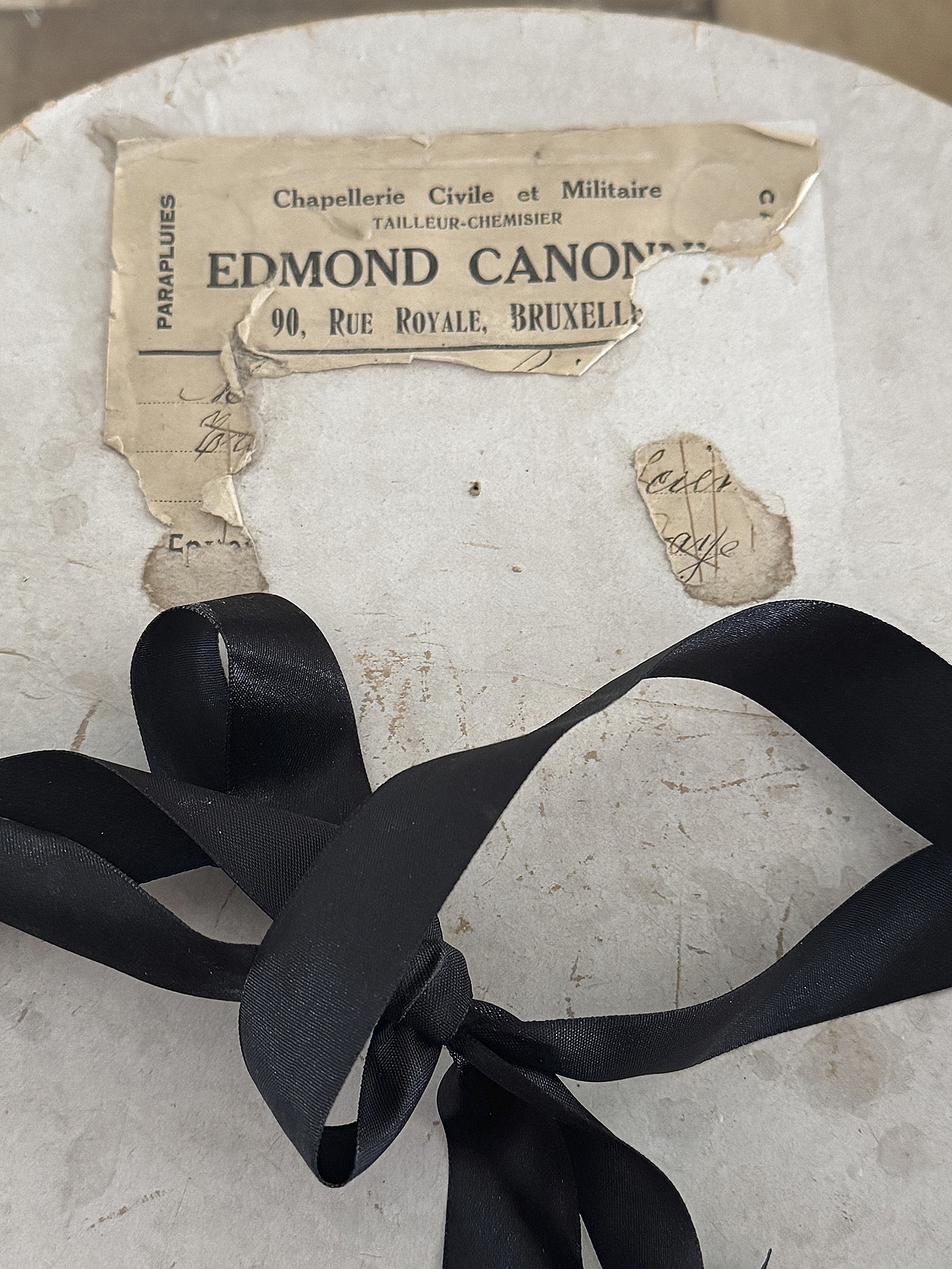  Wunderschöne alte französische Hutschachtel – ein rares Duo mit Zylinder***