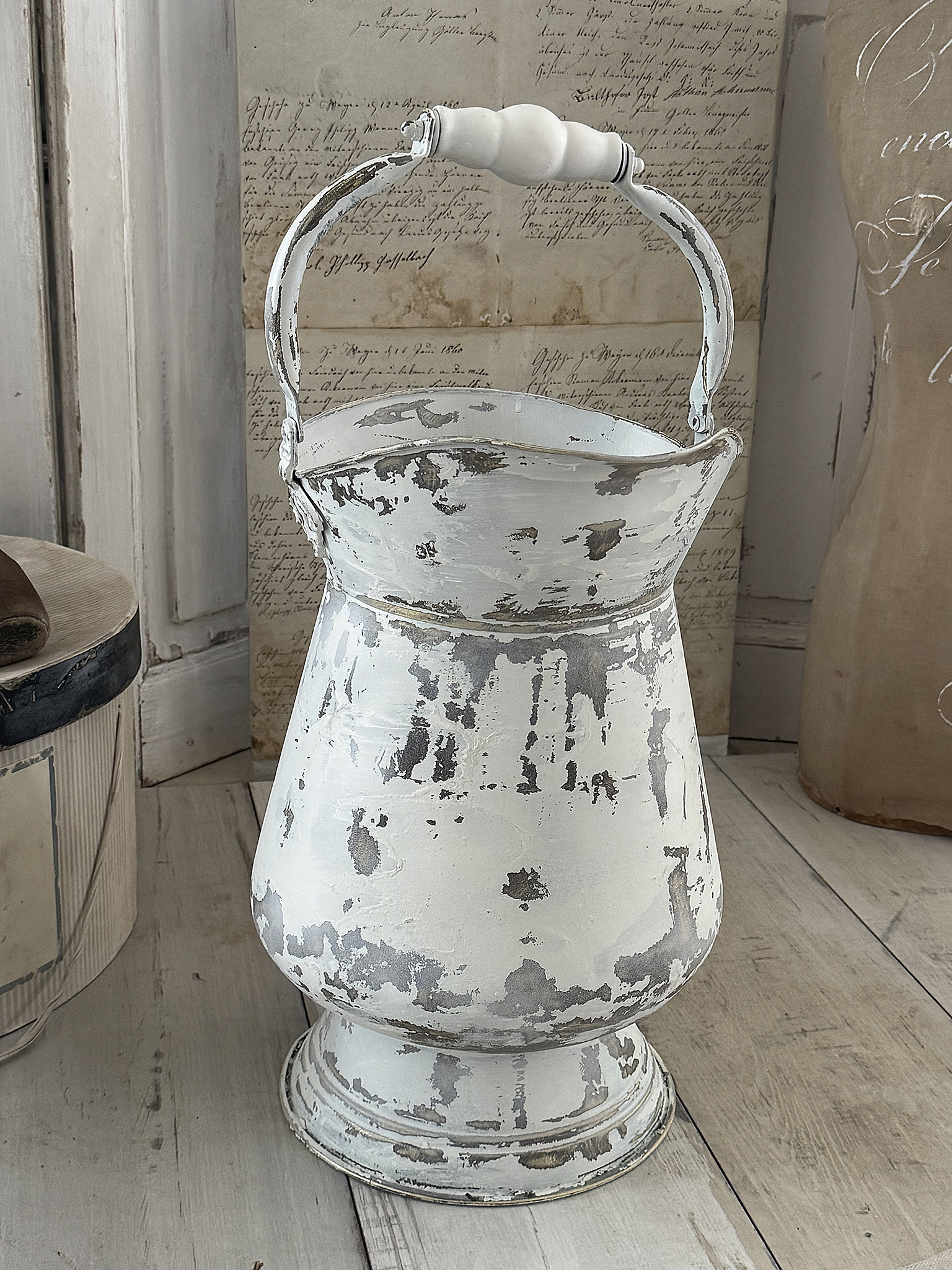 Alte große Kohlenschütte im weißen Shabby-Kleid ***