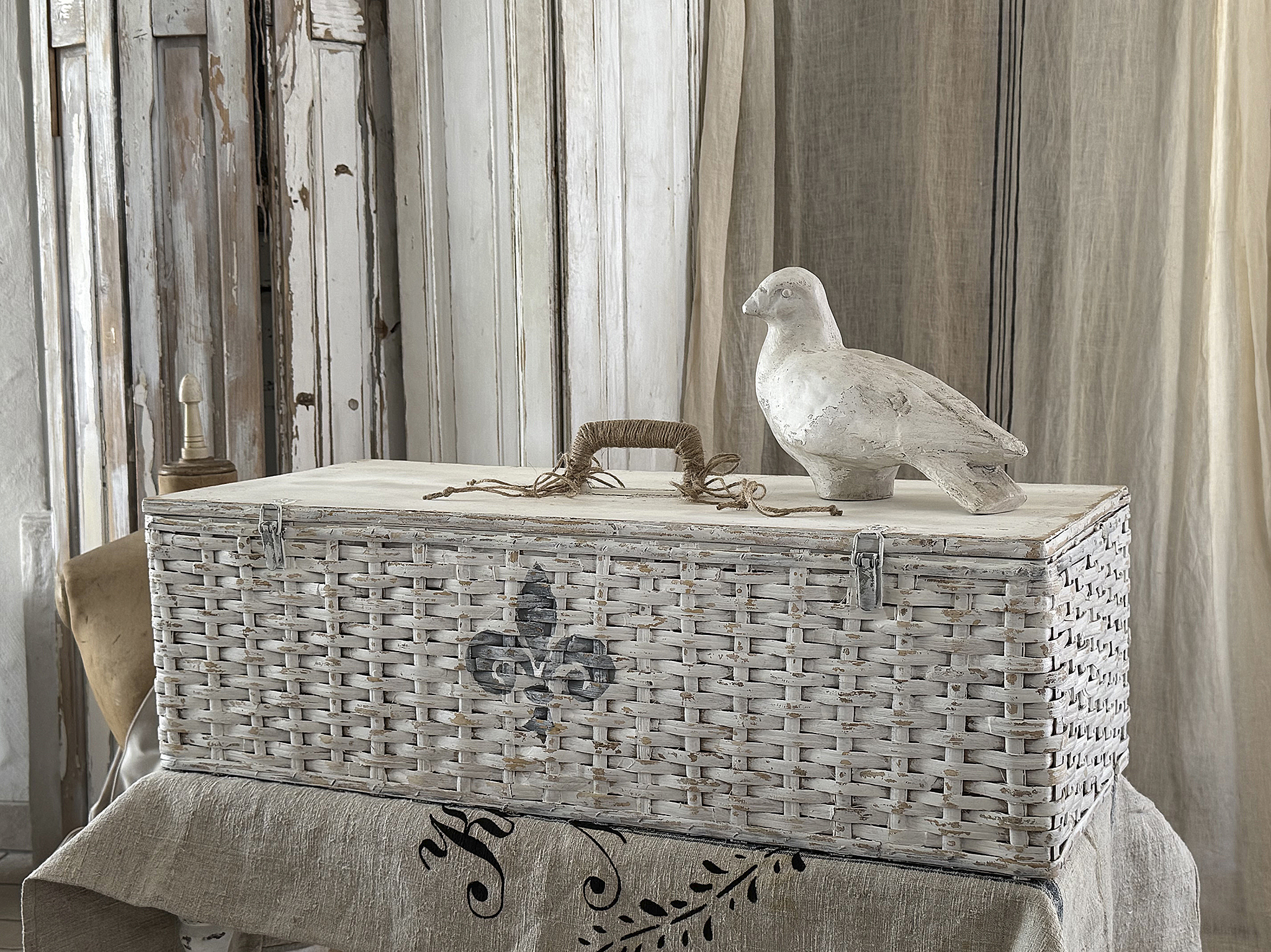  Alter Taubenkorb im weißen Shabby-Kleid – mit französischem Flair und Geschichte***