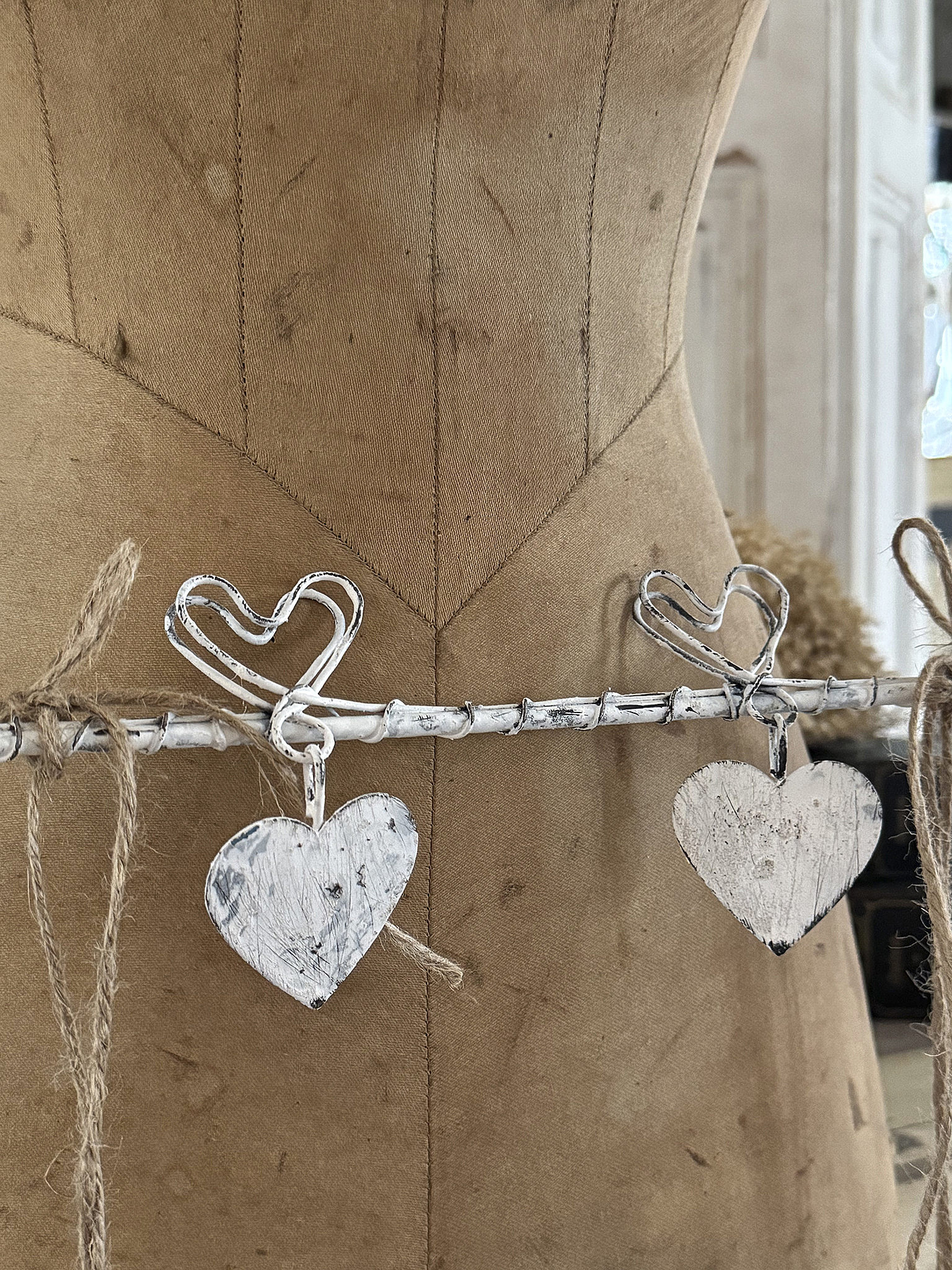  Süße, filigrane Hakenleiste im weißen Shabby-Kleid – ein herziger Blickfang***