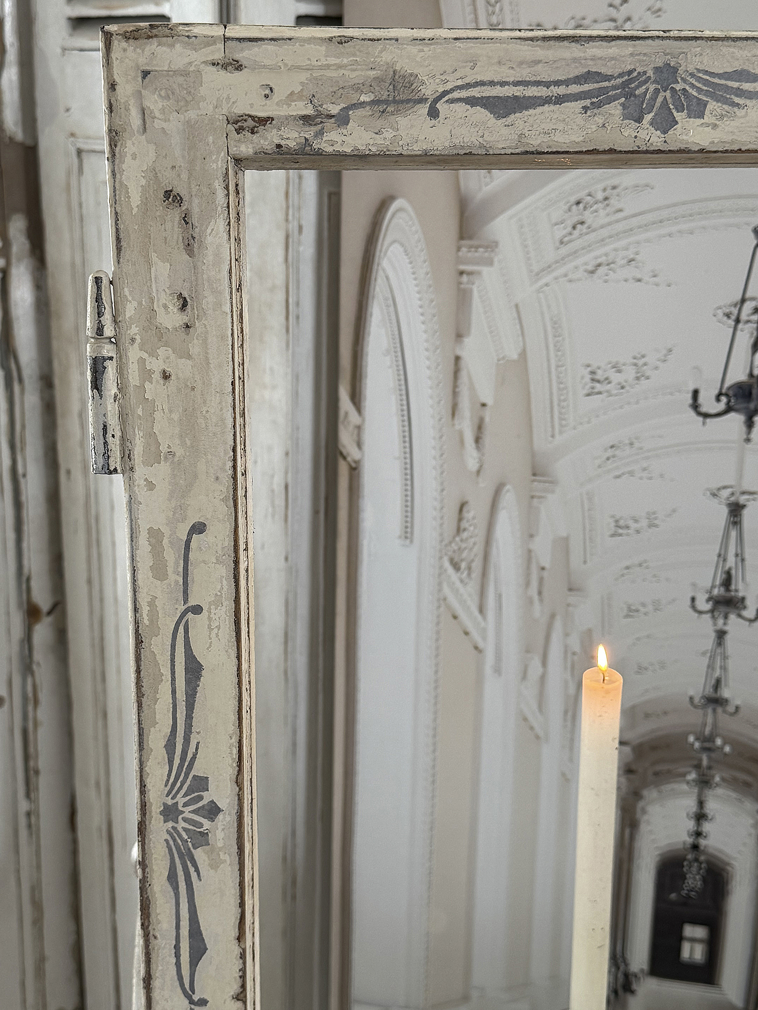 Antiker Fensterflügel mit Originalpatina, Jugendstil-Dekor und historischem Hebelgriff***