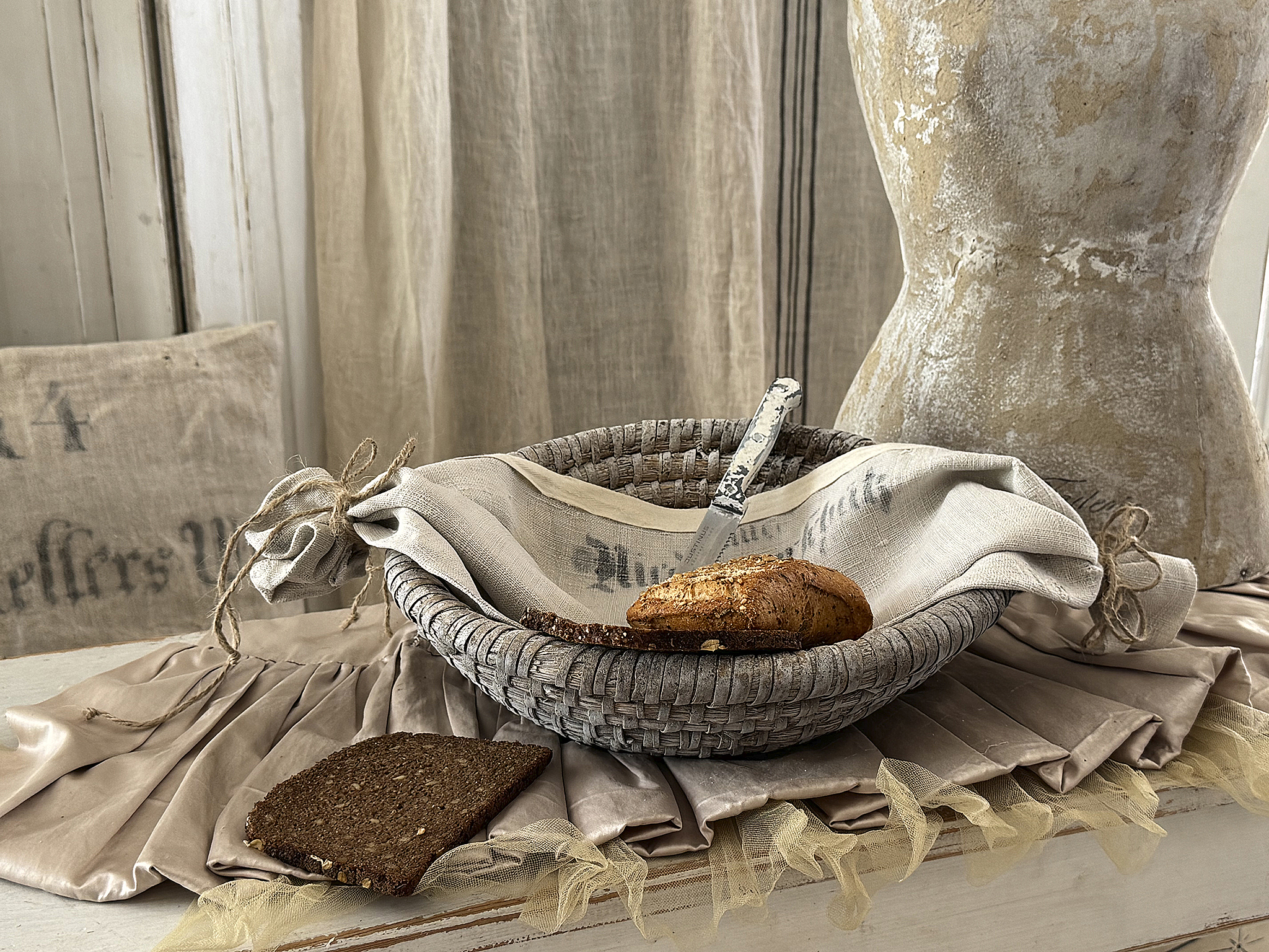 Runder Vintage-Gärkorb mit antikem Leinen & Shabby-Brotmesser – natürlicher Charme mit Geschichte“***