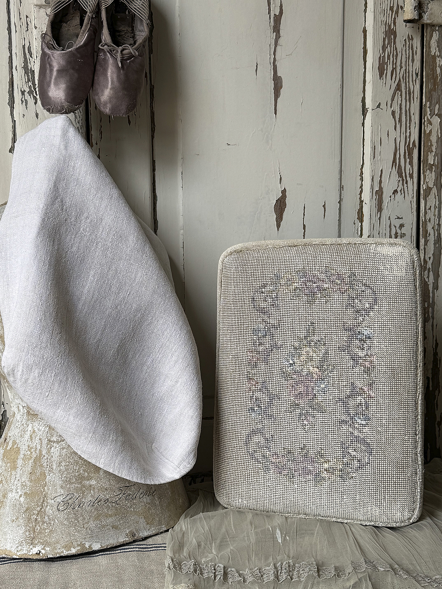 Verwandlungskünstler im Shabby-Look – Alter Gobelin-Fußhocker***