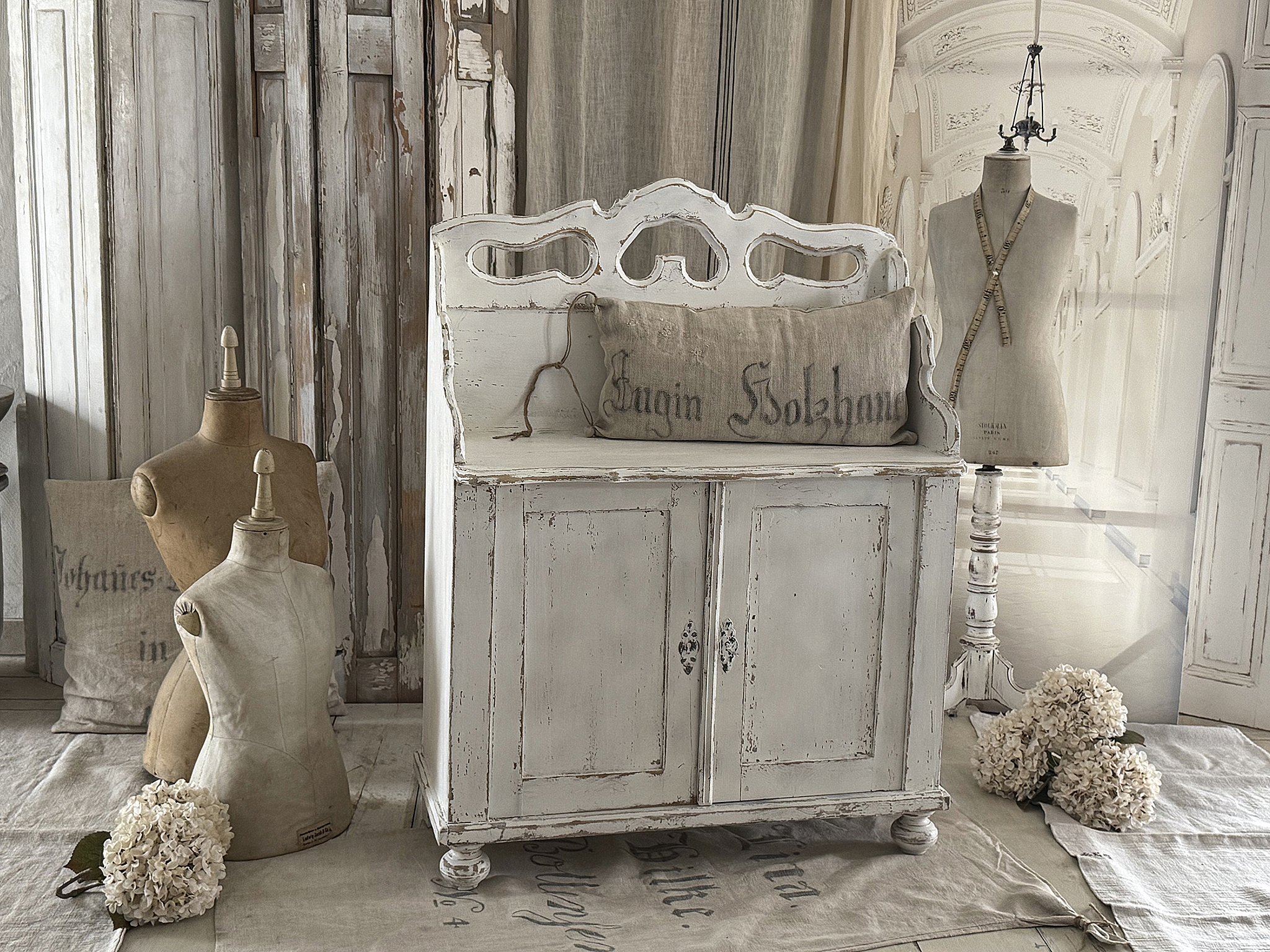 Liebhaberstück – Antikes Schrankbänkchen aus Frankreich***