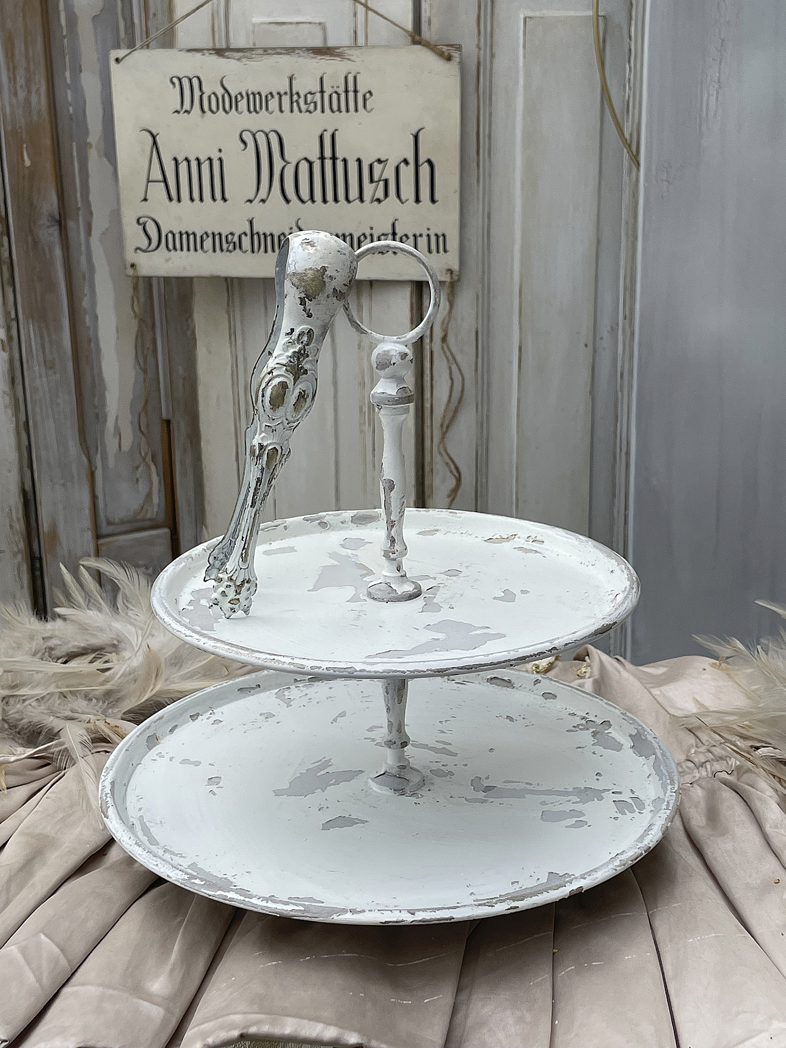 Alte Etagere mit reizender Zange*** Alte Etagere mit reizender Zange***