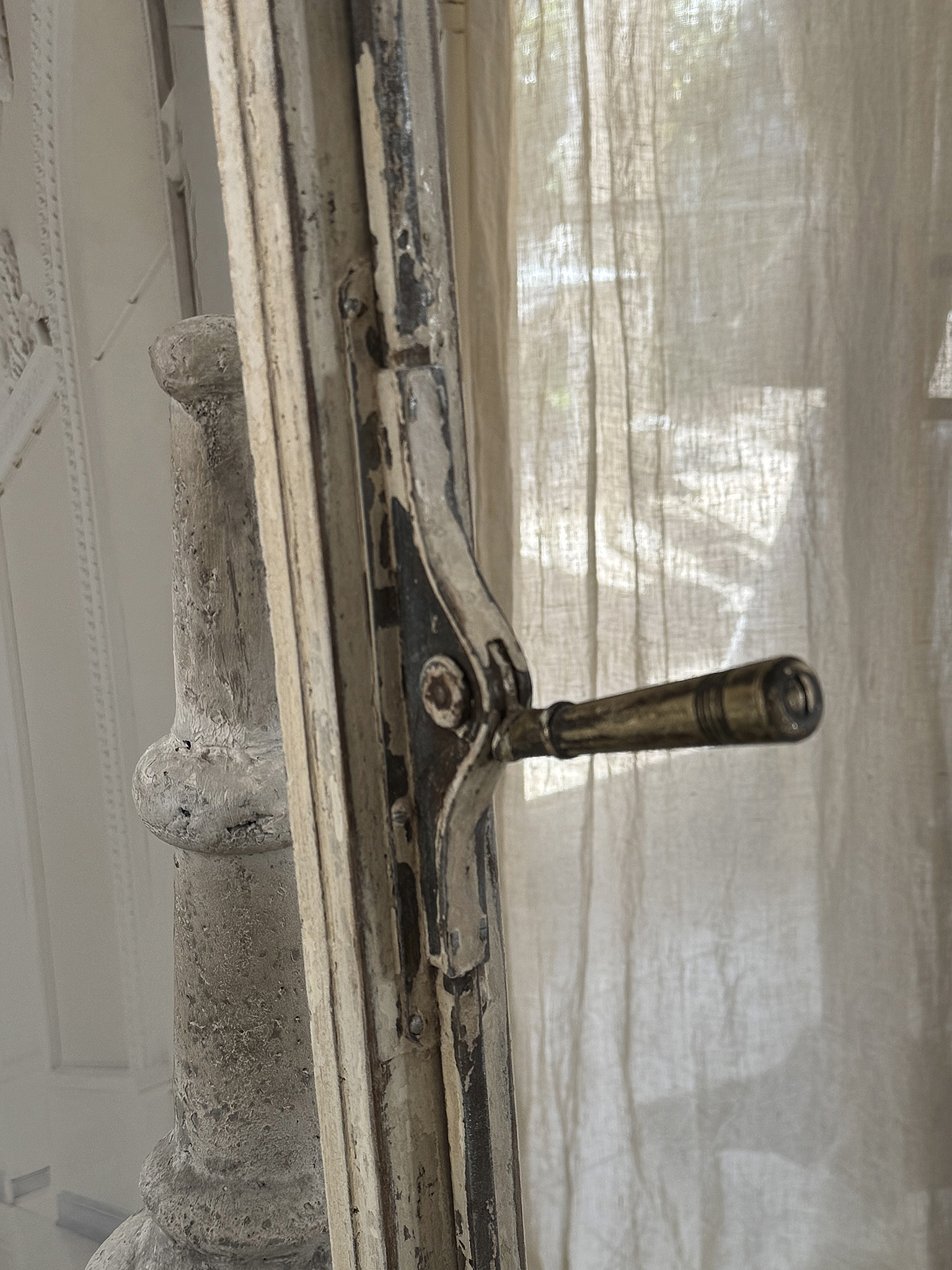 Antiker Fensterflügel mit Originalpatina, Jugendstil-Dekor und historischem Hebelgriff***