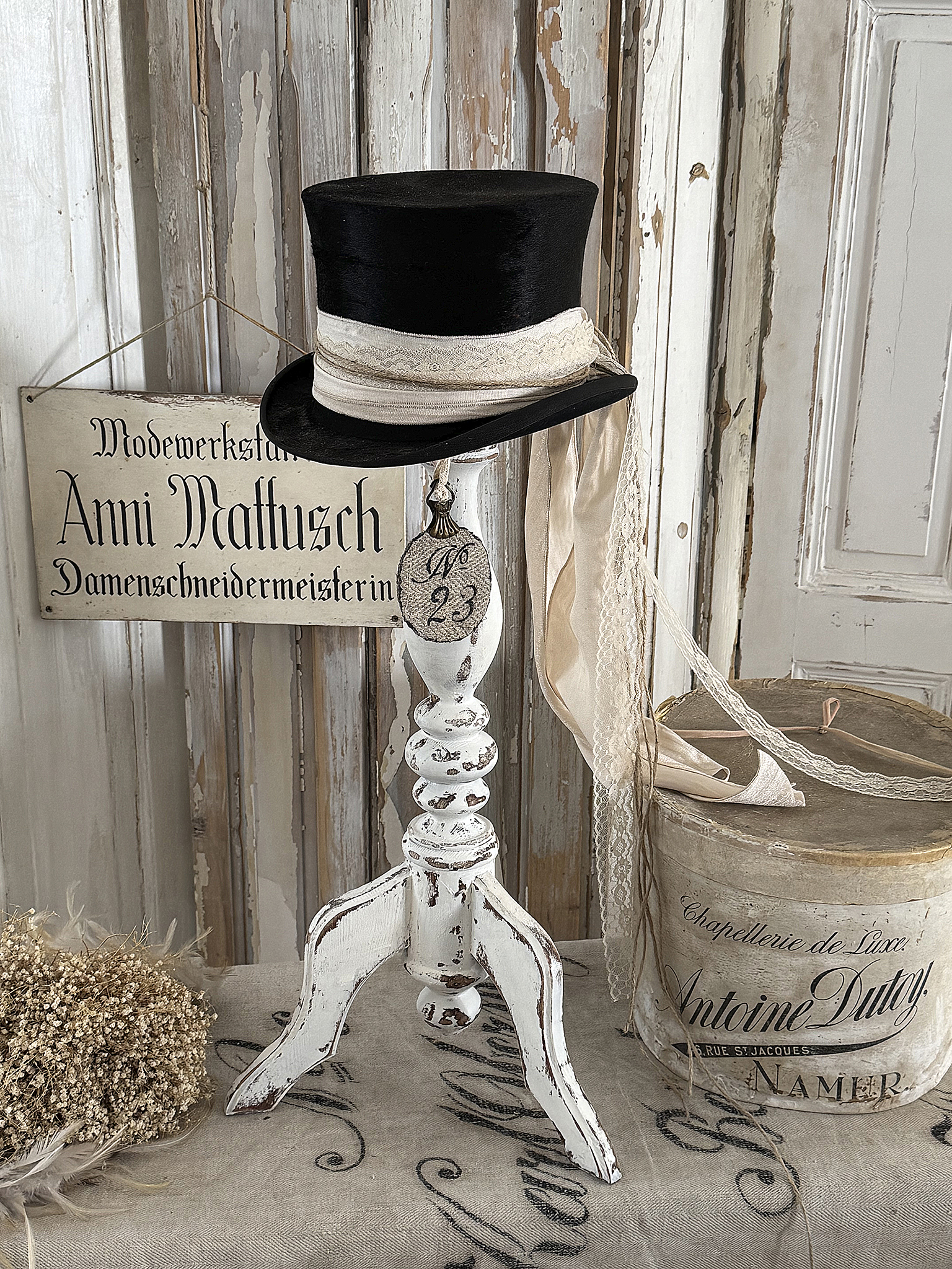 Alter, hoher Hutständer im weißen Shabby-Kleid***