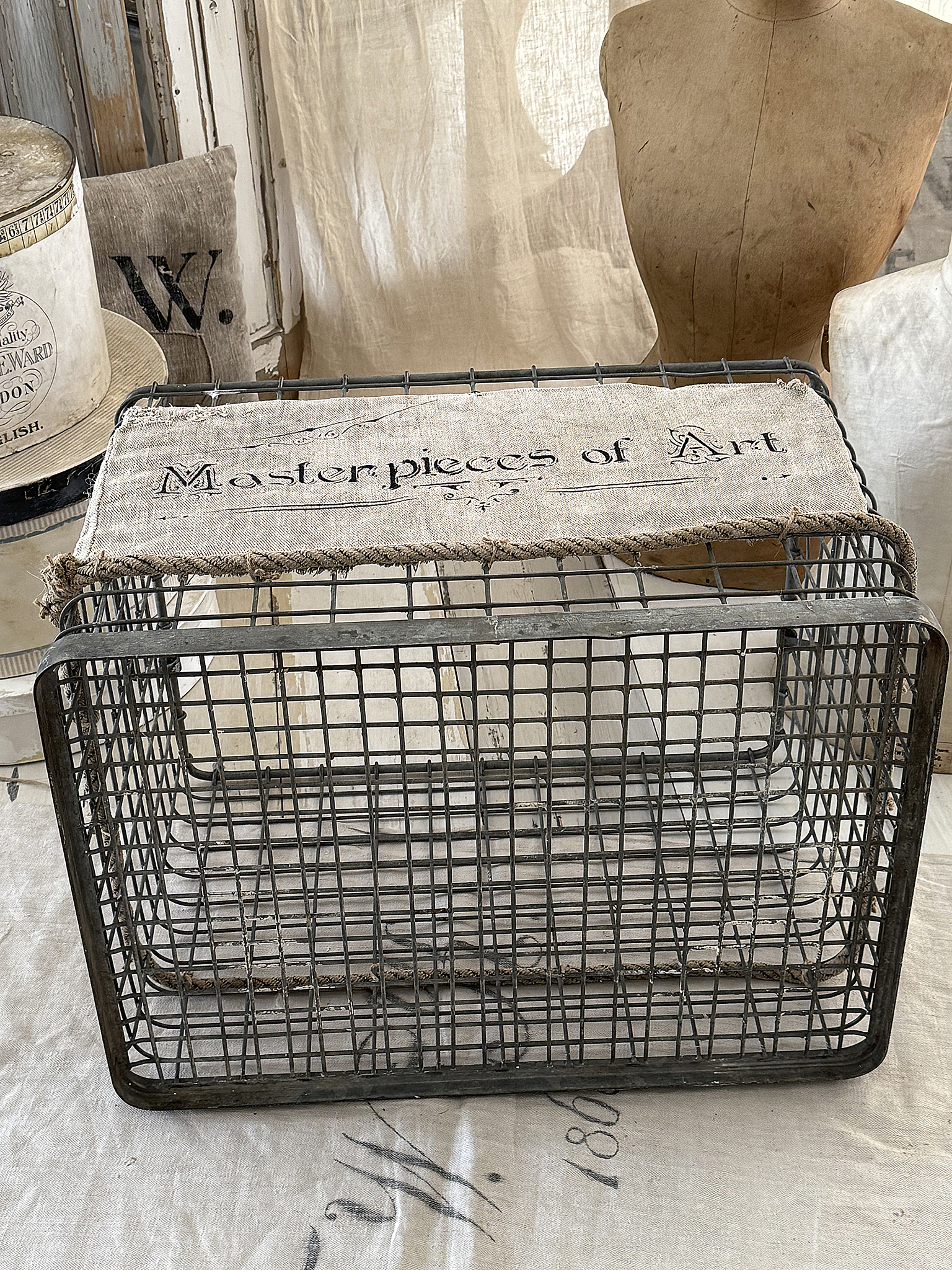 Großer Eisenkorb mit altem Leinen***