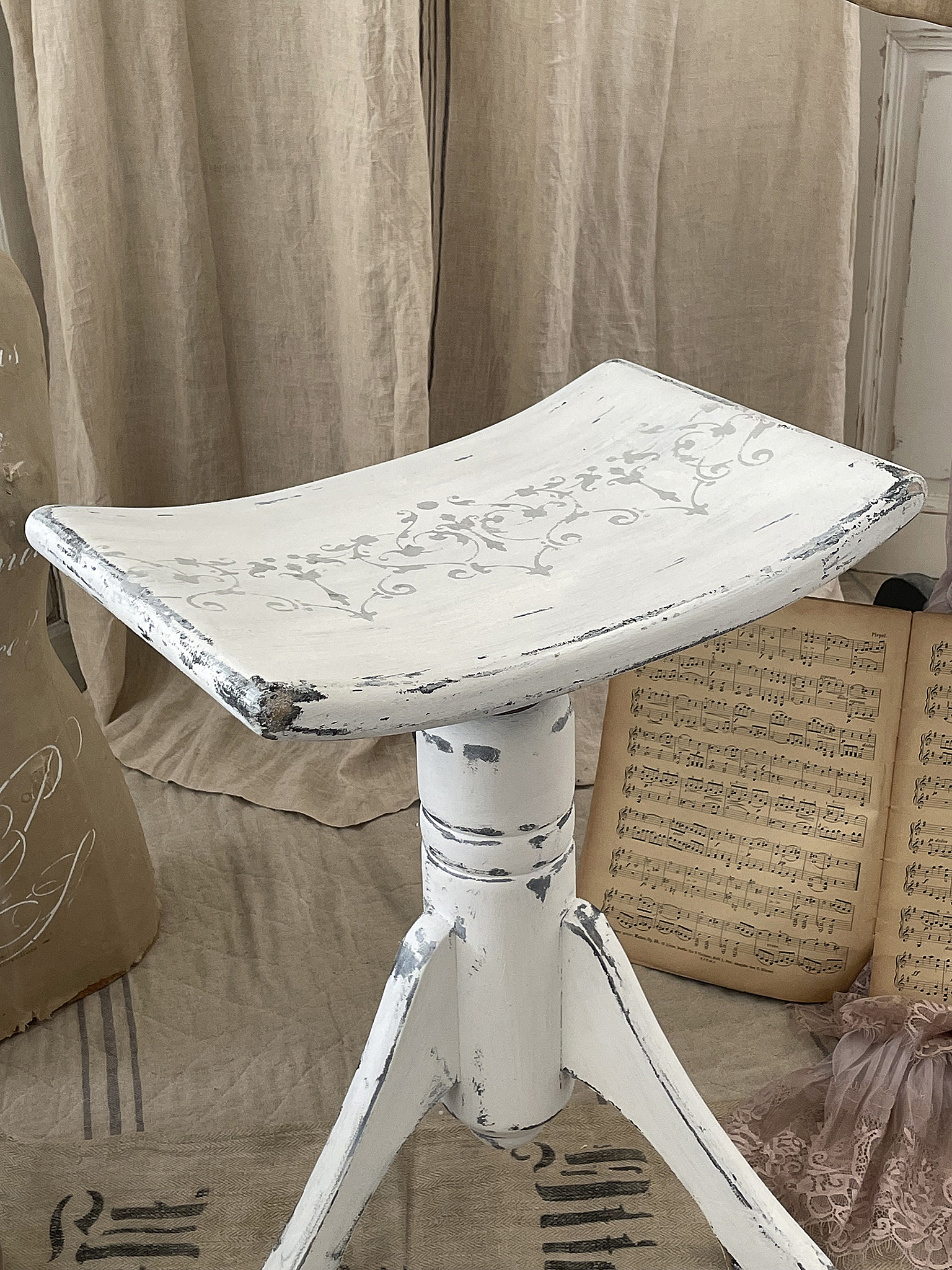 Antiker Klavierhocker "Shabby-Chic