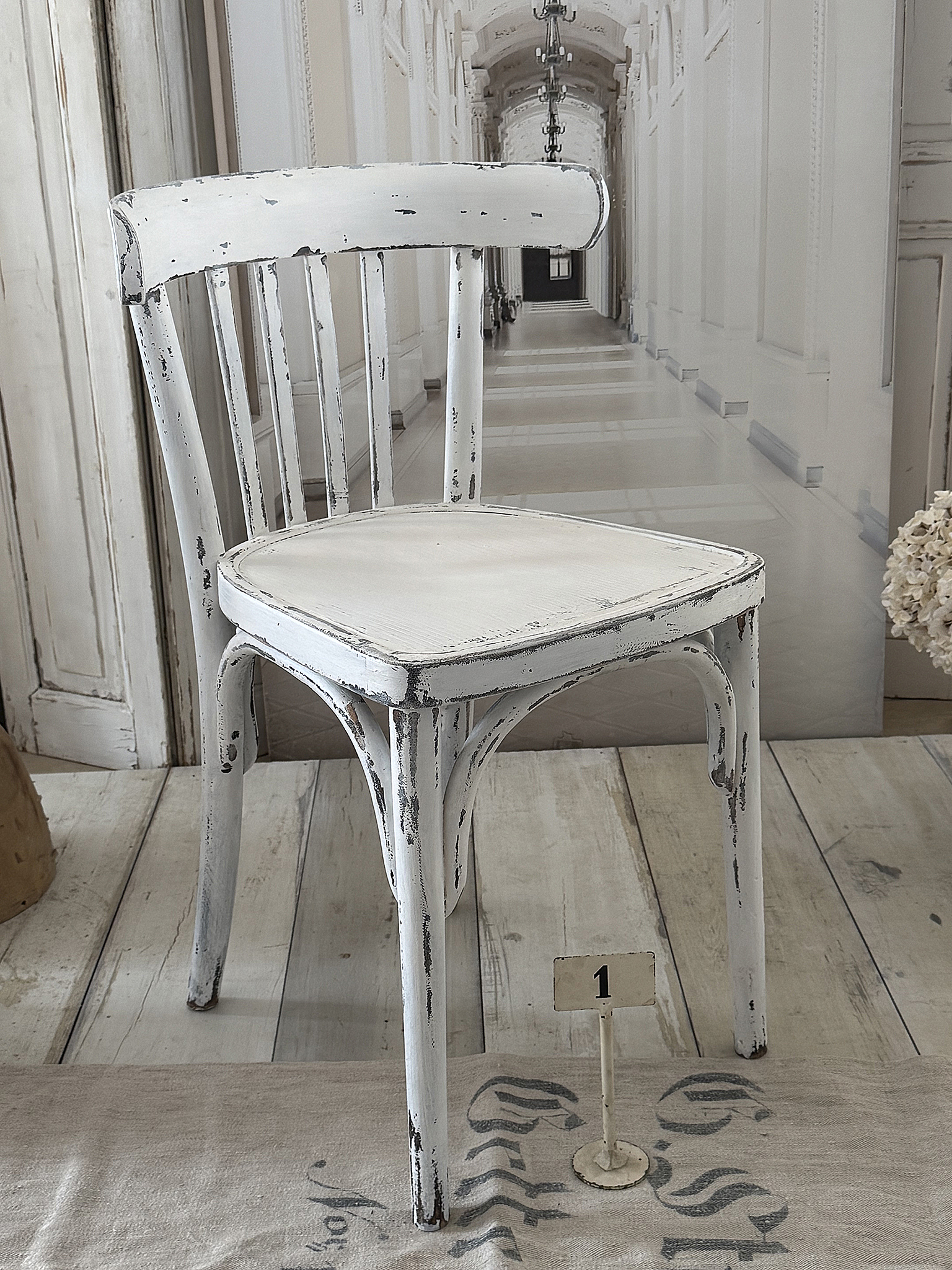 Antiker Bugholzstuhl – Matt-Weiß – Shabby Chic – Vintage Stuhl mit Patina***