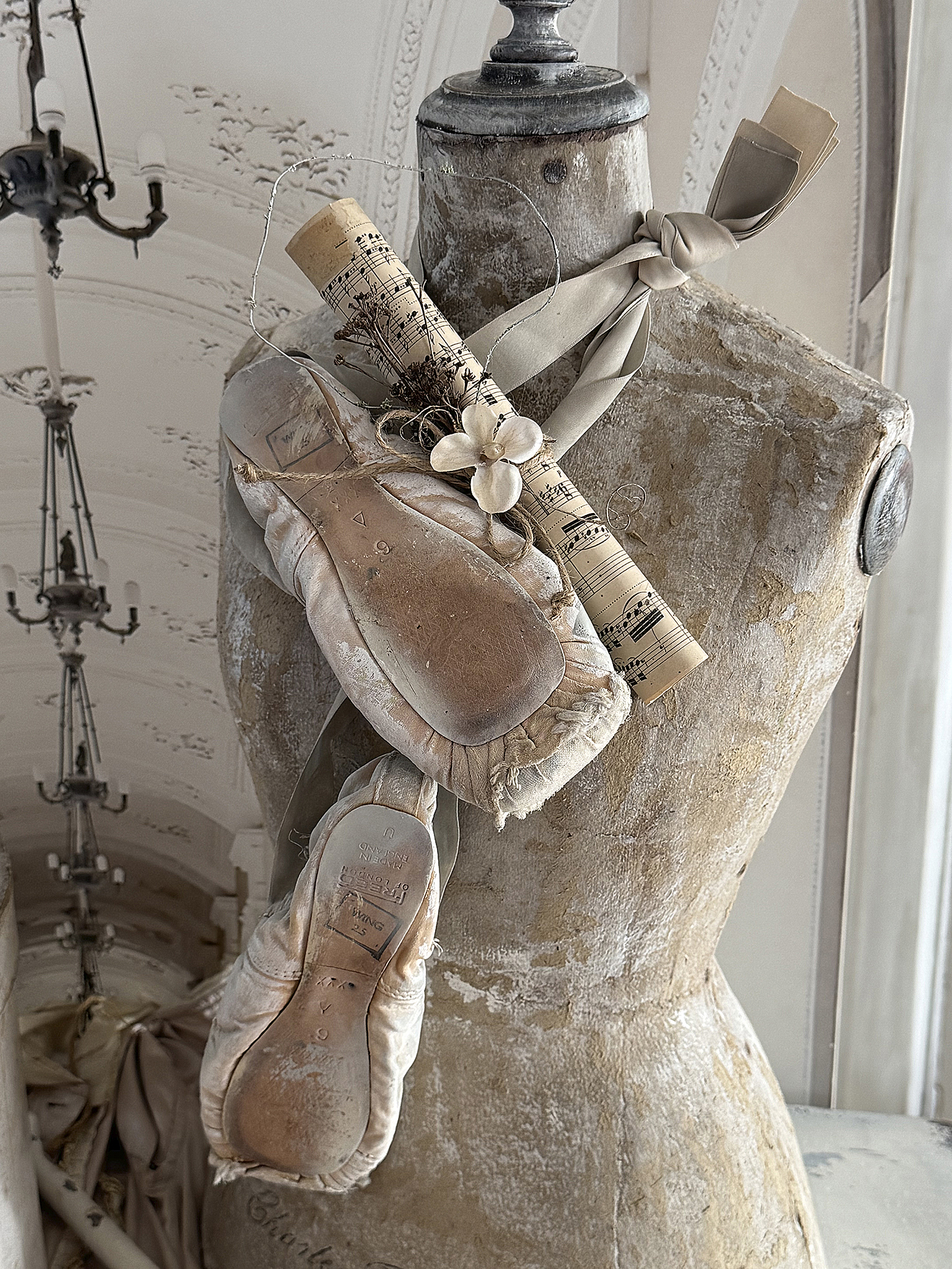 Alte Spitzenschuhe im weißen-zart grauen Vintagekleid mit Notenblatt***