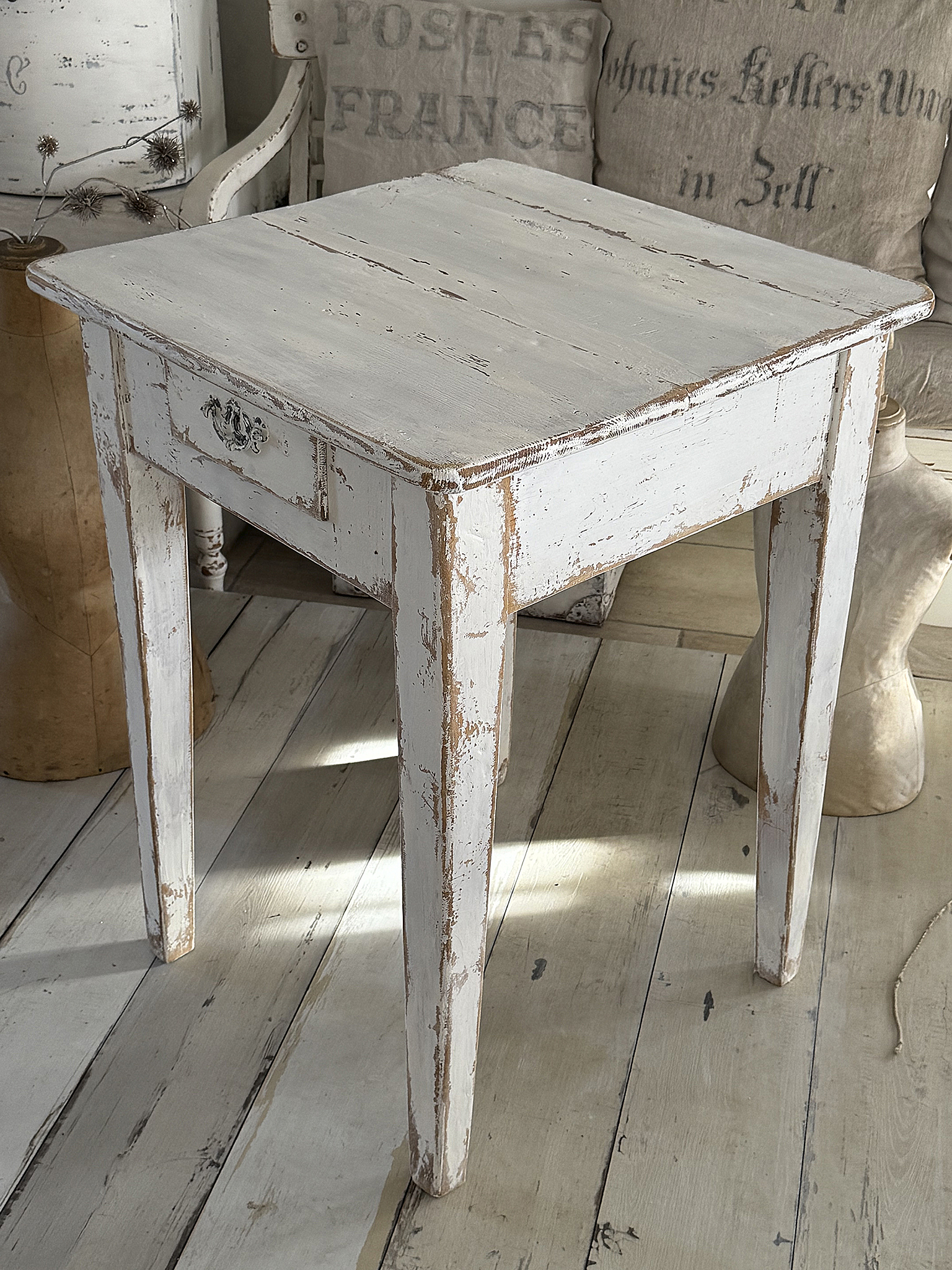 Alter Arbeitstisch / Hochtisch aus Vollholz im weißen Shabbykleid***