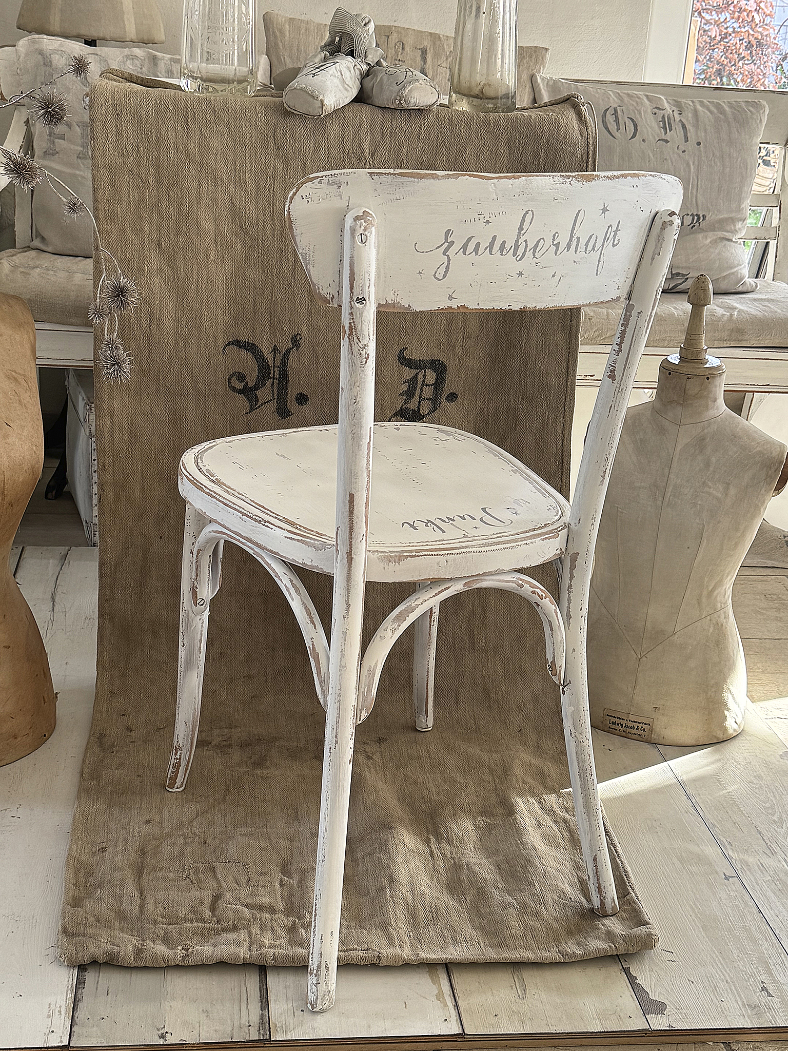 Alter Bugholzstuhl mit Shabbykleid & Herzensbotschaft***