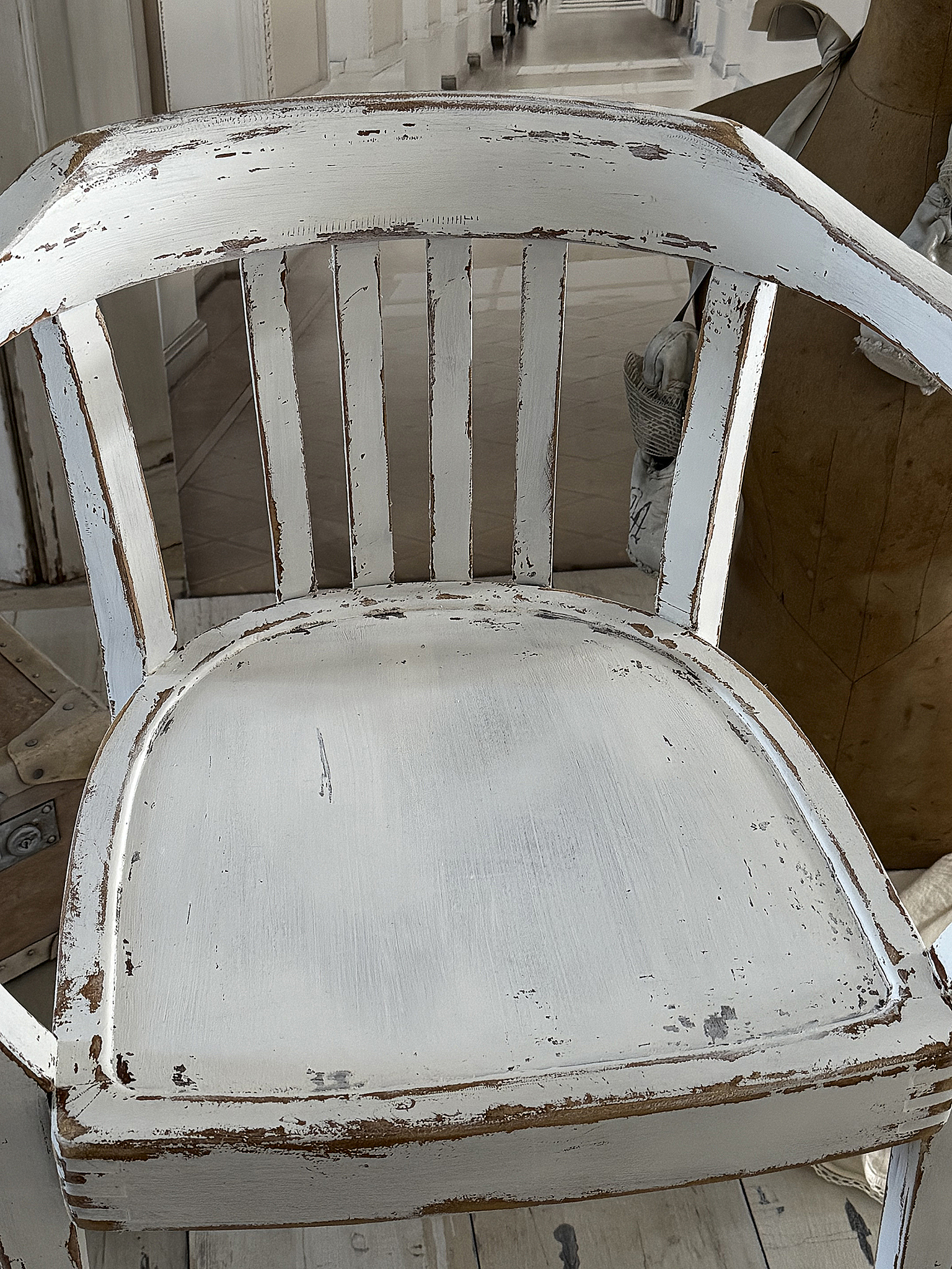 Alter Armlehnenstuhl Bauhaus im weißen Shabbykleid***