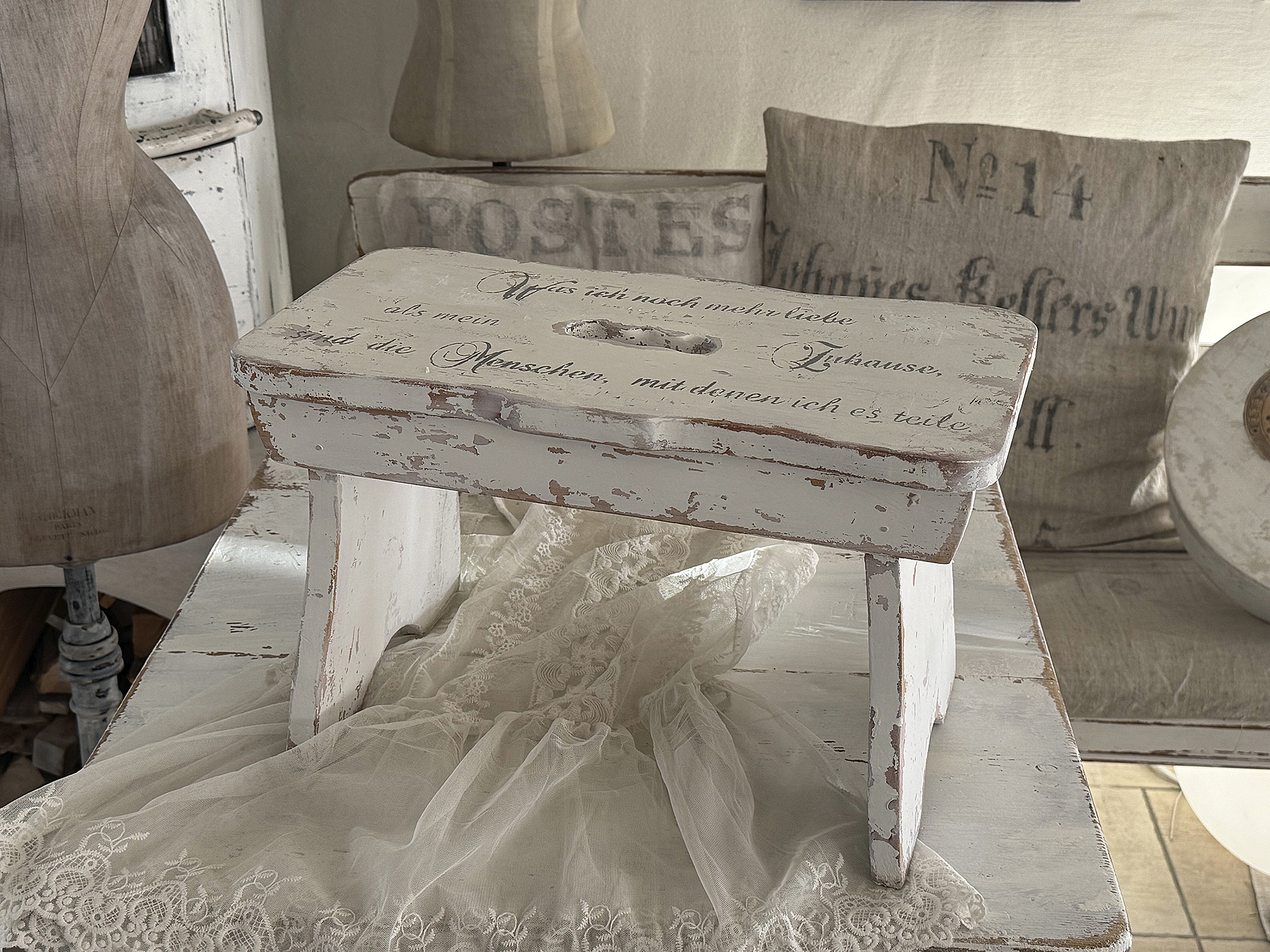 Altes Vollholzbänkchen / Fußhocker mit Charme & Herzensbotschaft***