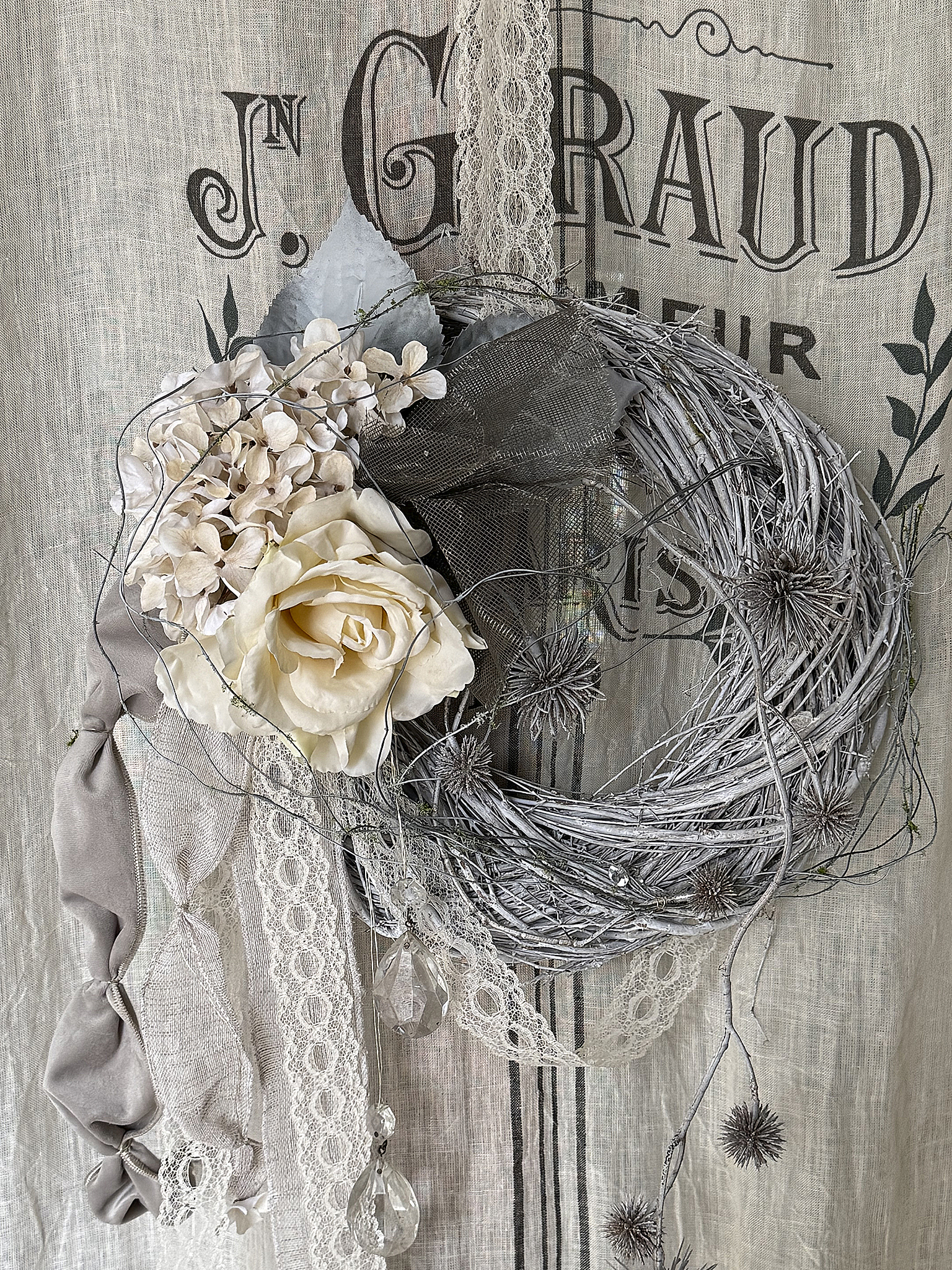 Romantischer Dekokranz im Shabby Chic – gebundener Kranz mit Rosen, Spitze & alten Kristallen im französischen Landhausstil***
