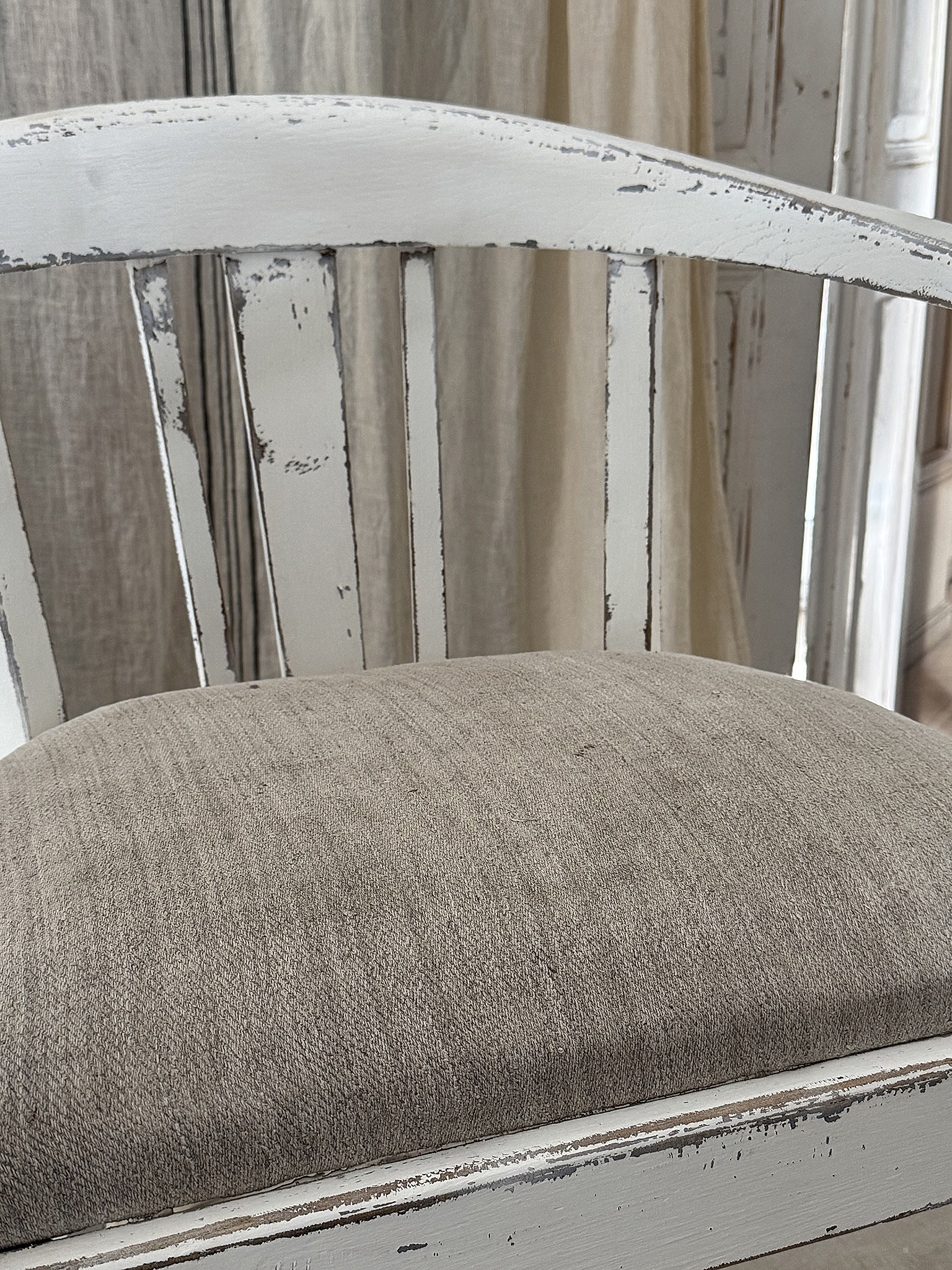 Antiker Armlehnstuhl im Shabby Chic mit Leinensack – Vintage-Liebhaberstück***