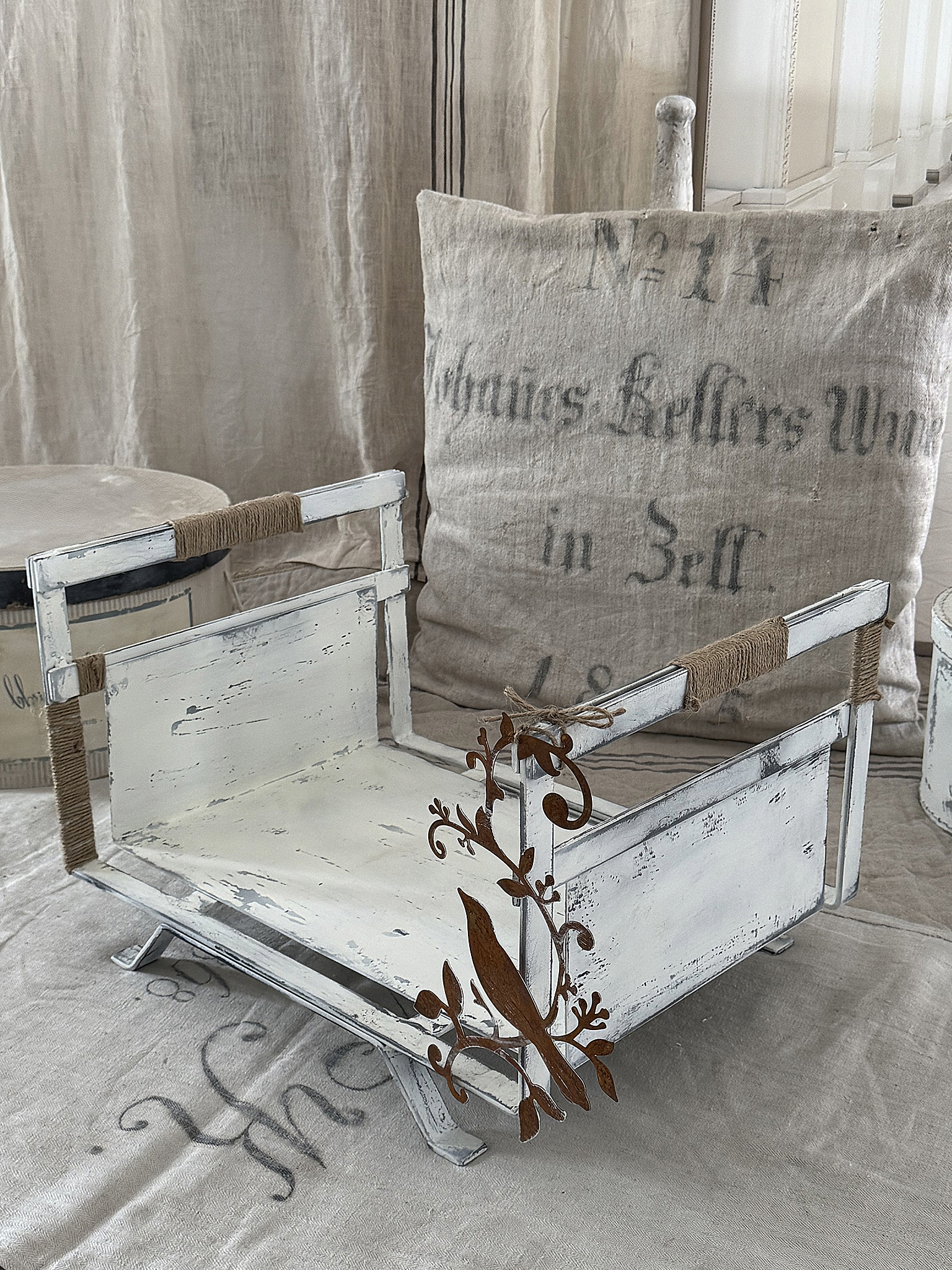 Gusseisenkorb, Holzlager im Shabby-Kleid***