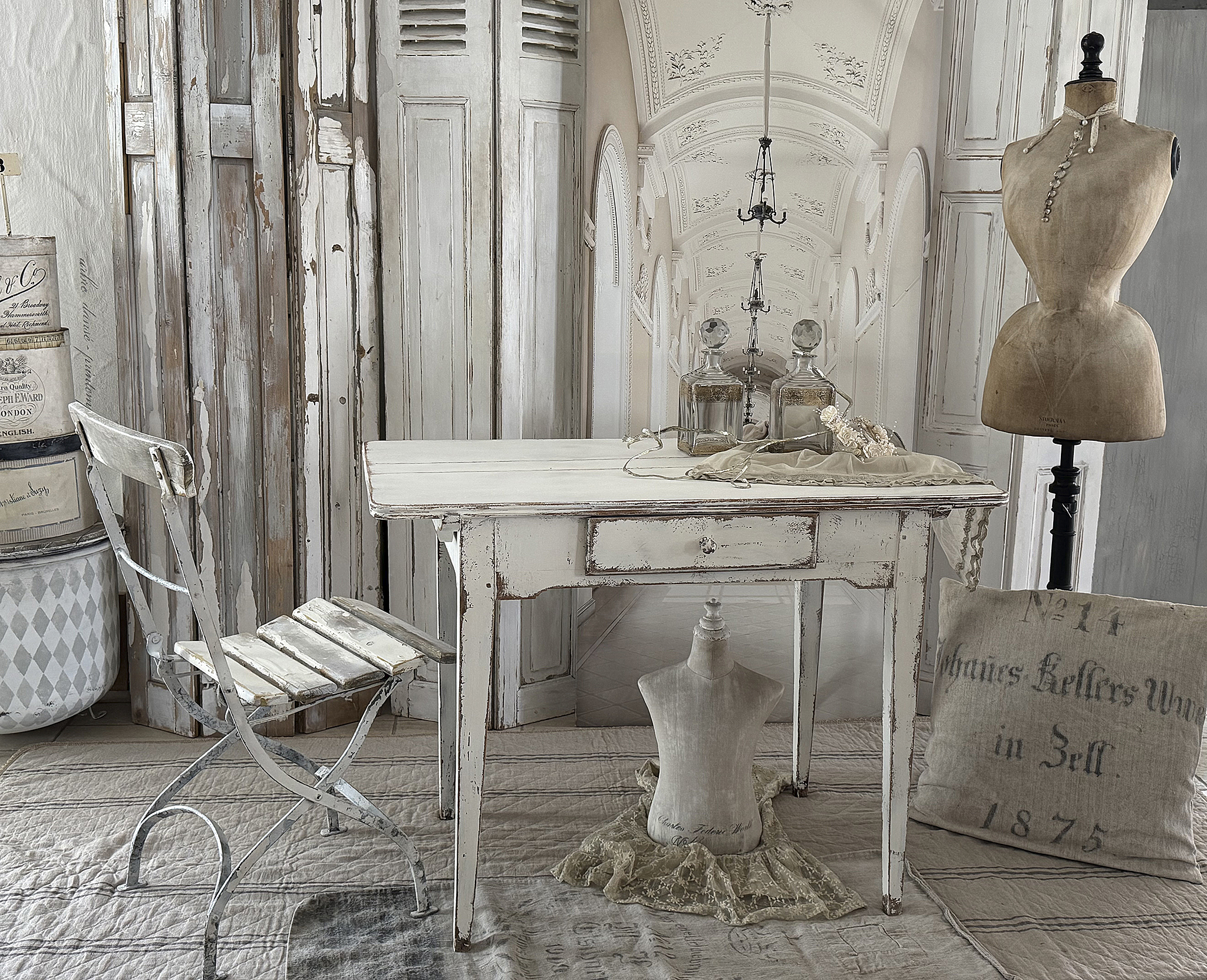 Antiker Shabby Tisch im weißen Kleid***