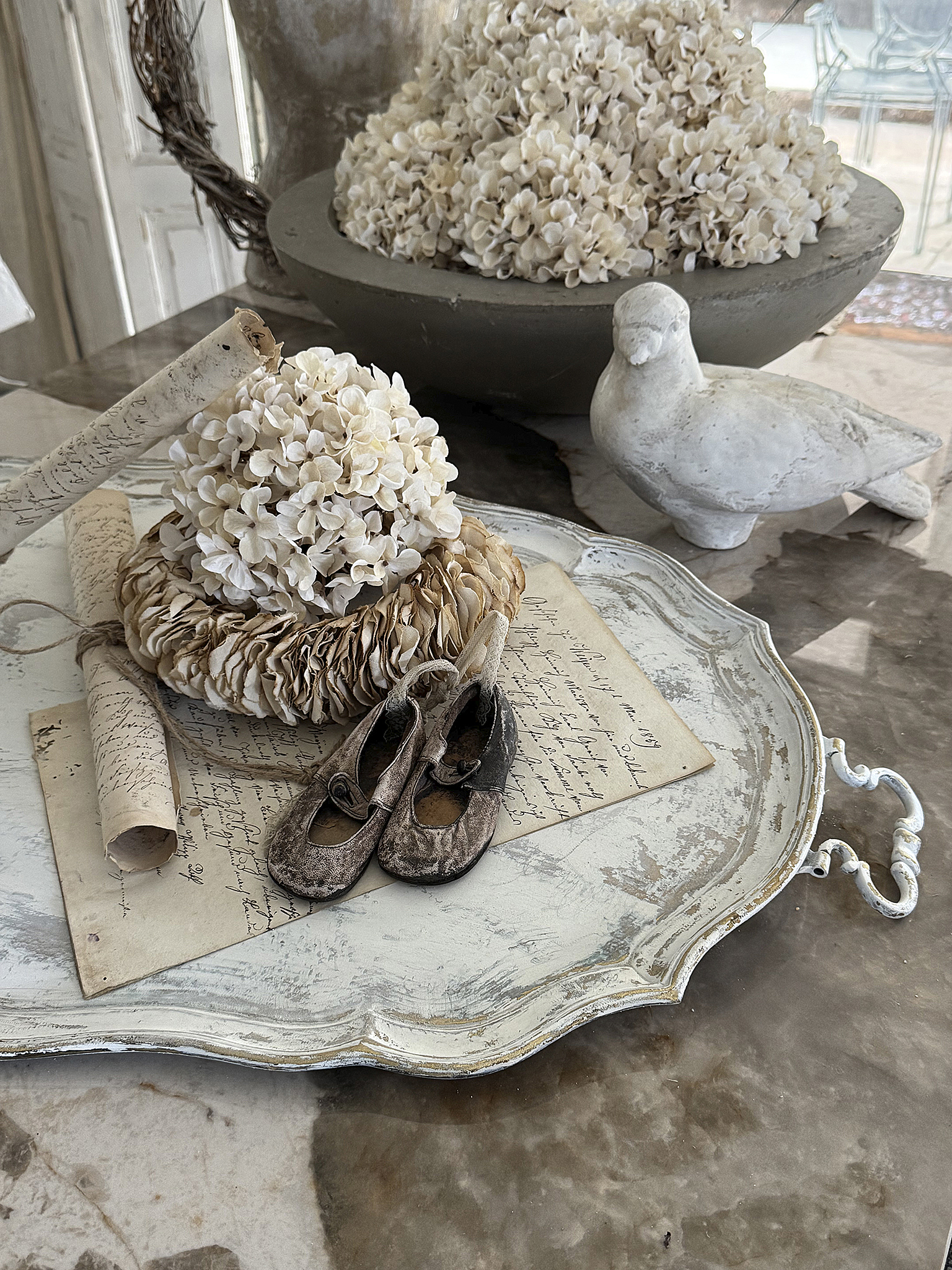 Sehr großes altes Messingtablett im mattweißen Shabby-Vintage-Look***