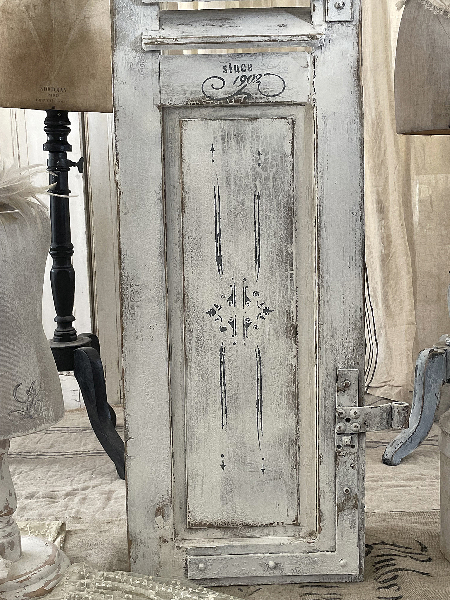Antike Holzverkleidung mit nostalgischen Details seit 1902 Detailaufnahme einer antiken Holzverkleidung mit Verzierungen und einer Aufschrift seit 1902